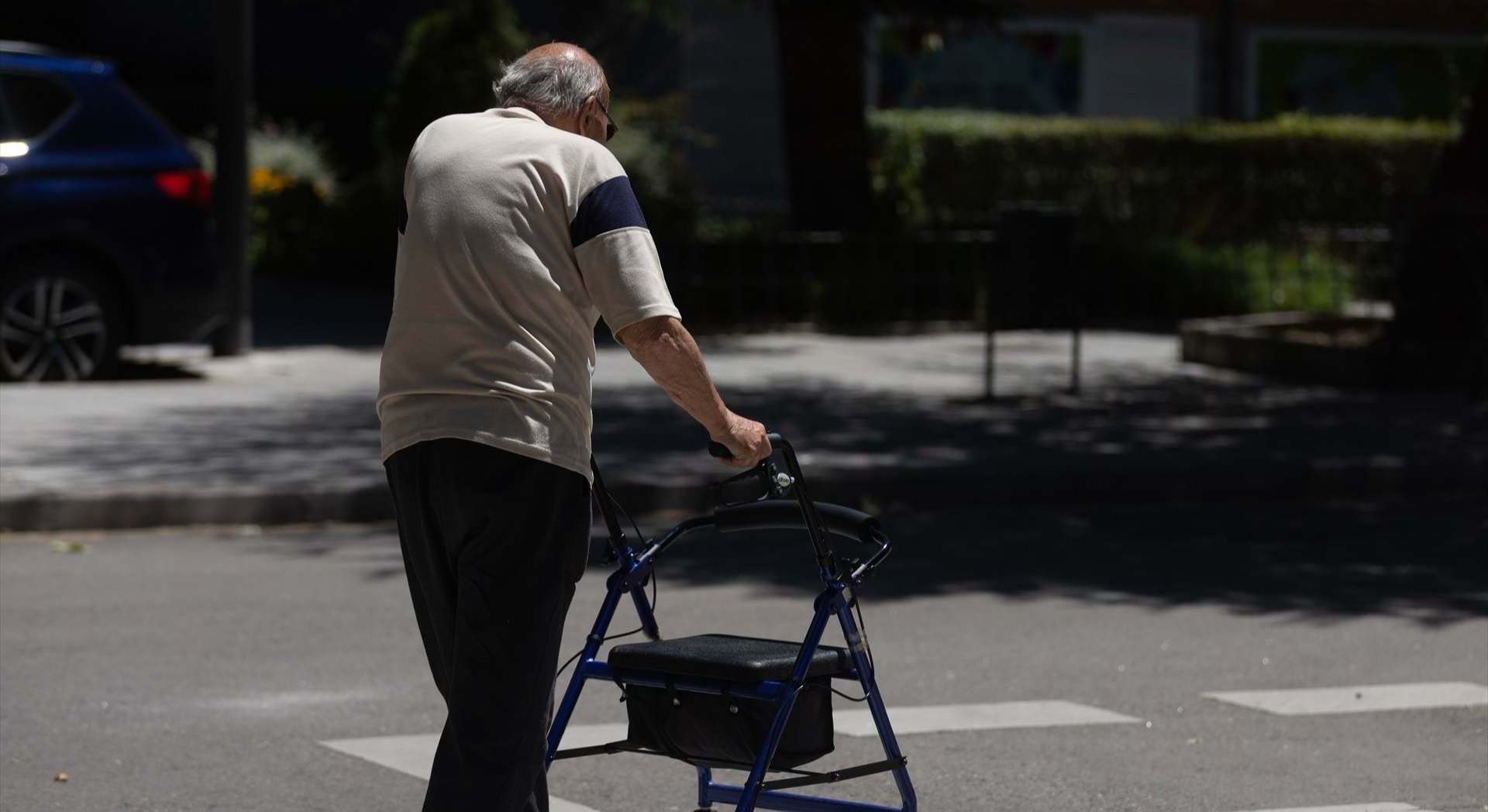 Un hombre camina con un andador en Madrid. Europa Press.