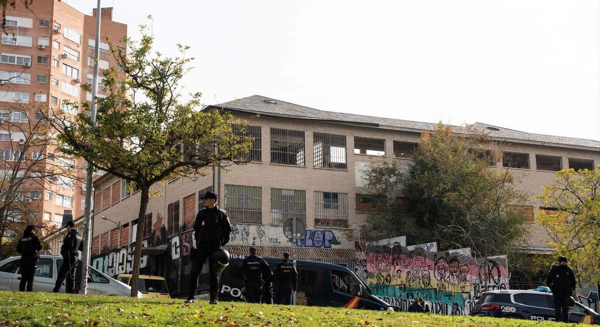 Agentes de la Policía Nacional durante el desalojo de 'La Atalaya'