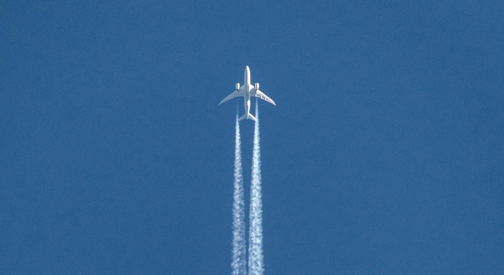 Avión dejando estelas tras de sí. / Ben Klewais