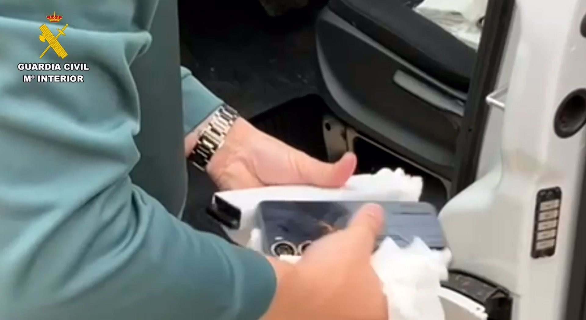 Móvil localizado en un doble fondo de un vehículo - GUARDIA CIVIL