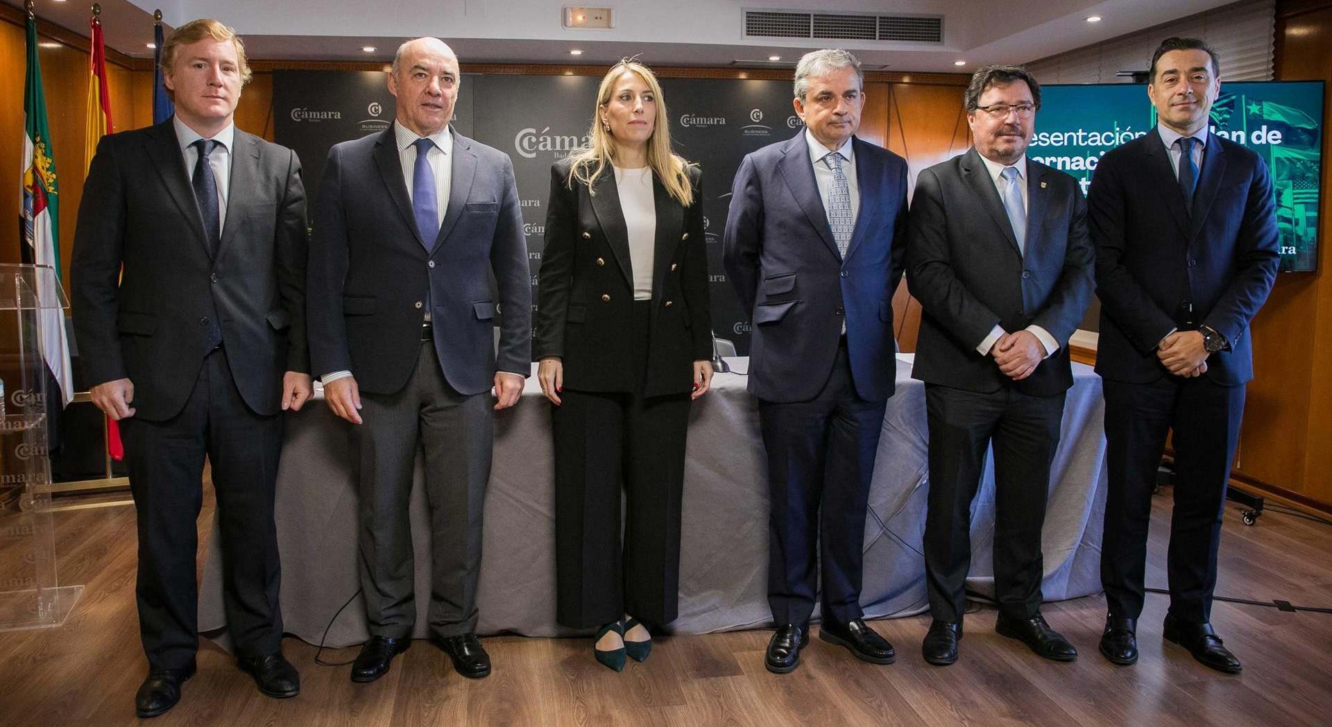 La presidenta de la Junta, María Guardiola, y el resto de autoridades, en la presentación del Plan de Internacionalización de la economía regional