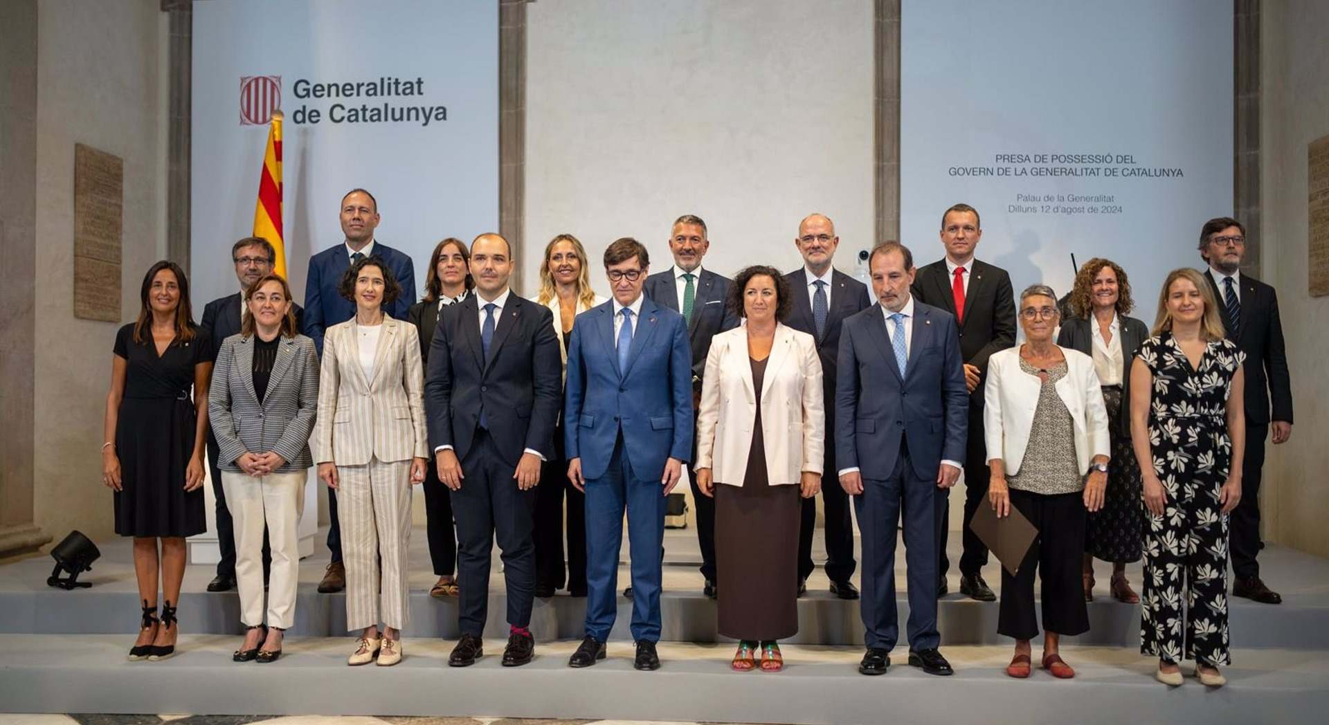 Salvador Illa posa con los 16 consellers del nuevo Govern