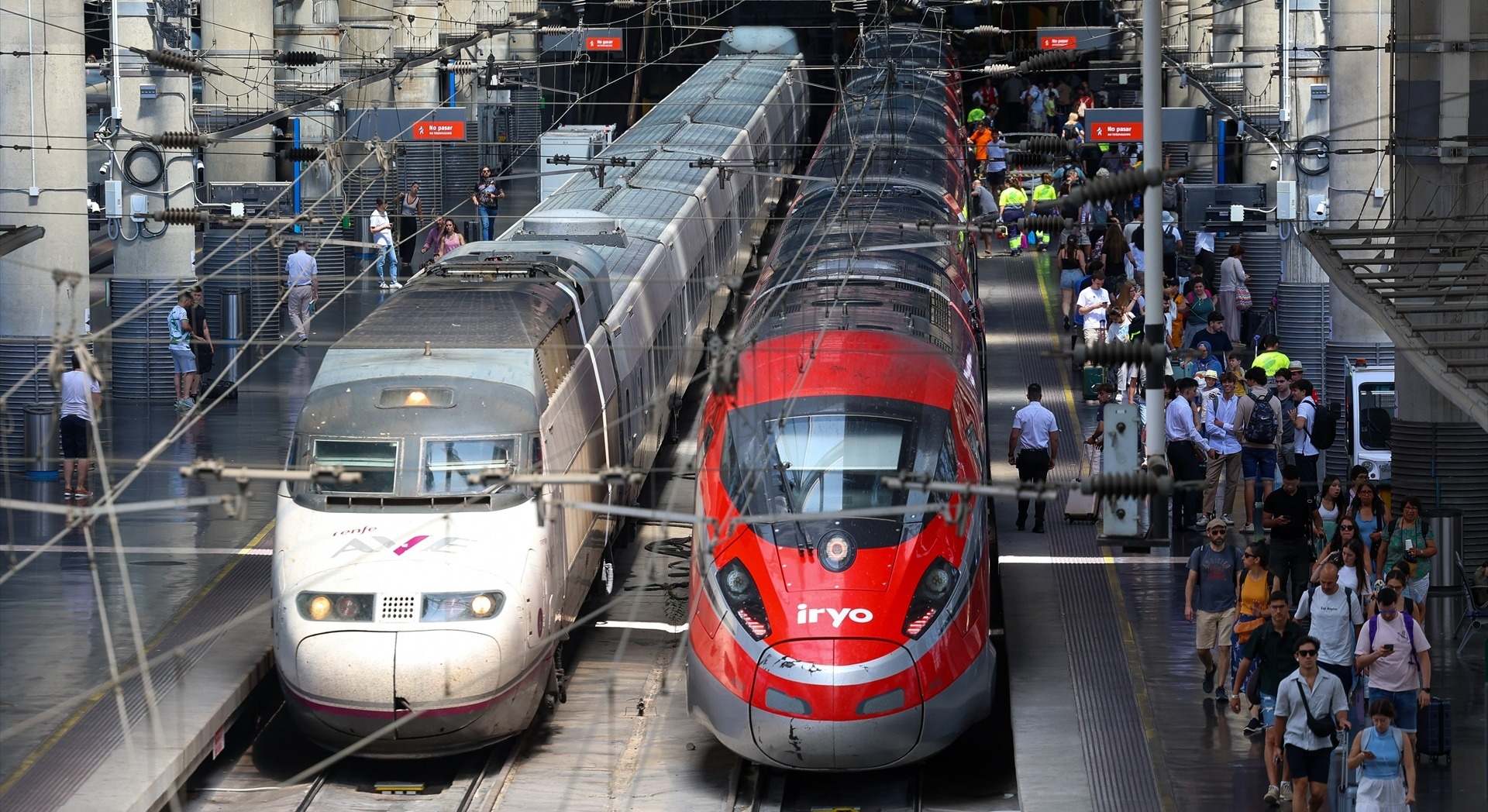 EuropaPress_6839383_pasajeros_primera_operacion_salida_verano_2025_estacion_puerta_atocha
