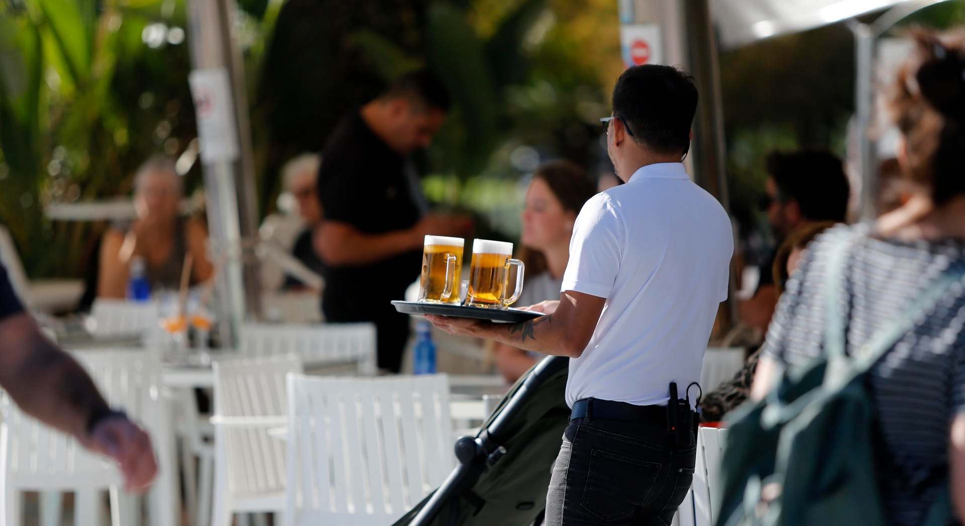 camarero en la terraza de un bar