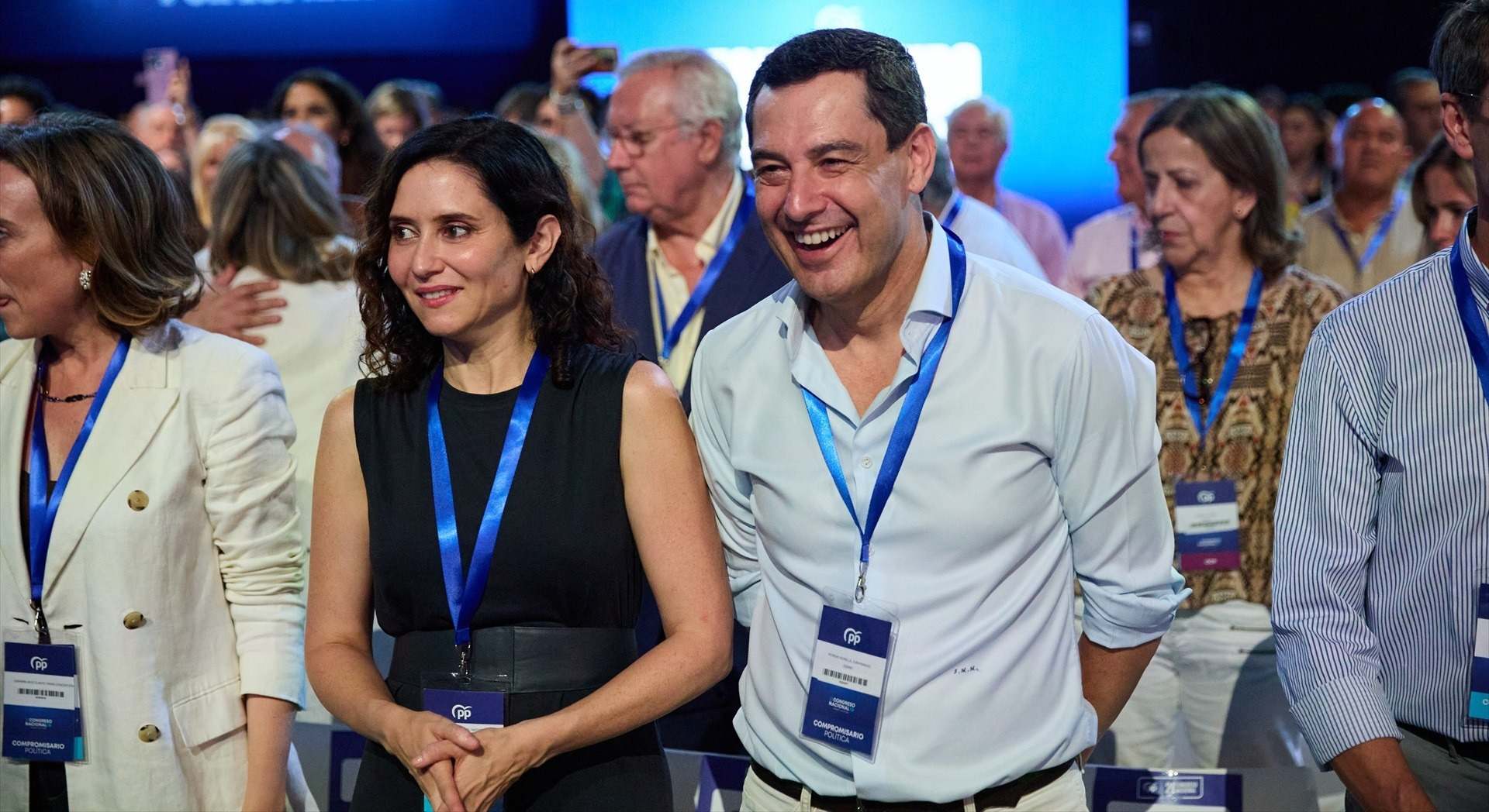 La presidenta de la Comunidad de Madrid, Isabel Díaz Ayuso, y el presidente de la Junta de Andalucía, Juan Manuel Moreno, durante la segunda jornada del XXI Congreso Nacional del PP