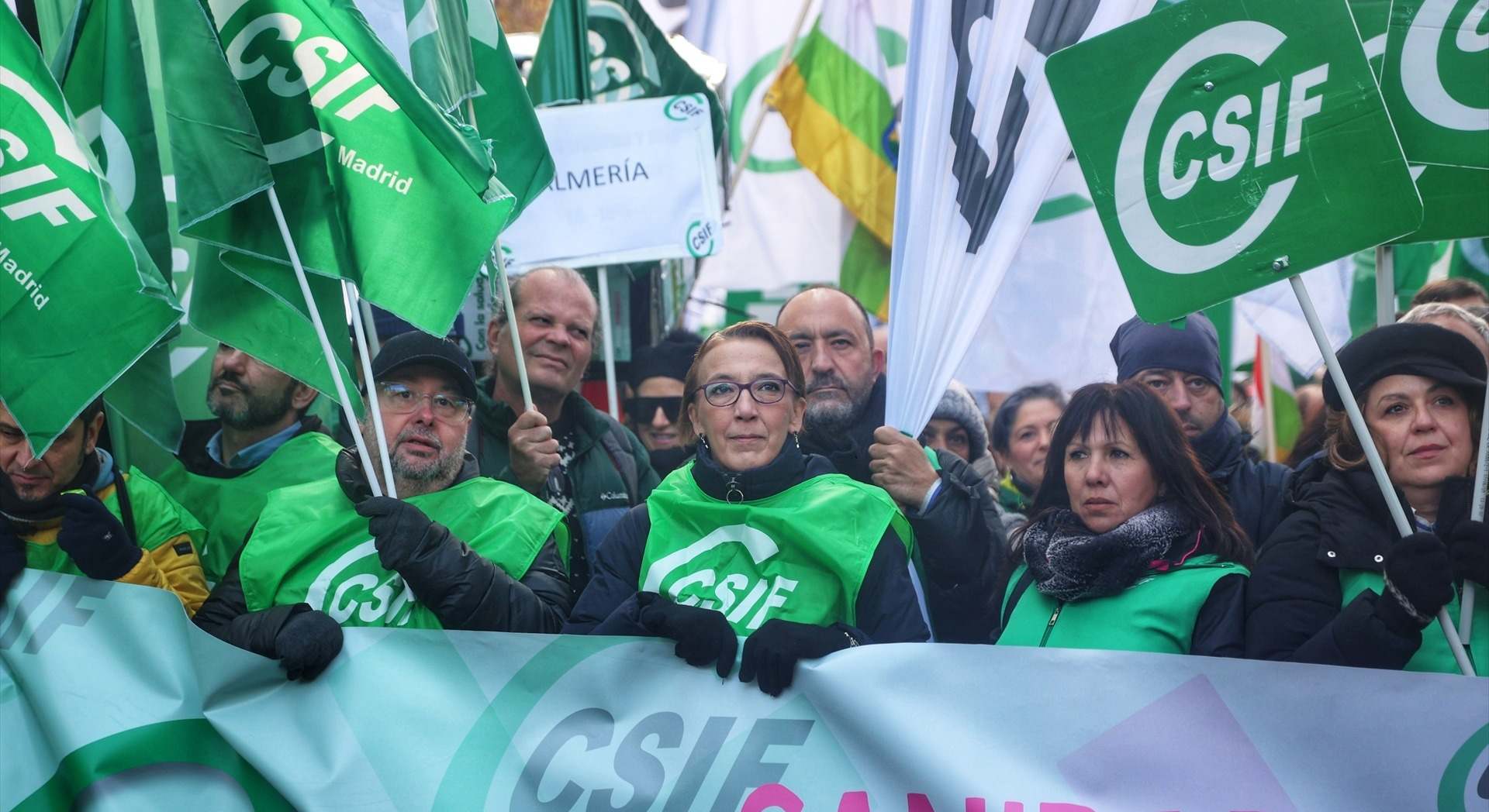 Varias personas durante una concentración, frente a la Dirección General de Muface de Madrid | EP