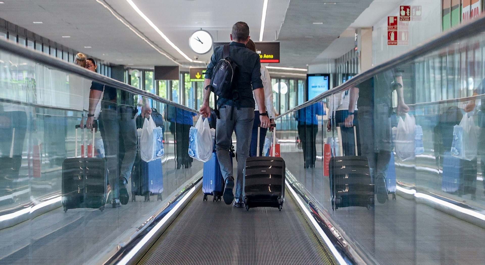 Hombre con una maleta de mano por el aeropuerto de Madrid-Barajas. / Ricardo Rubio / Europa Press