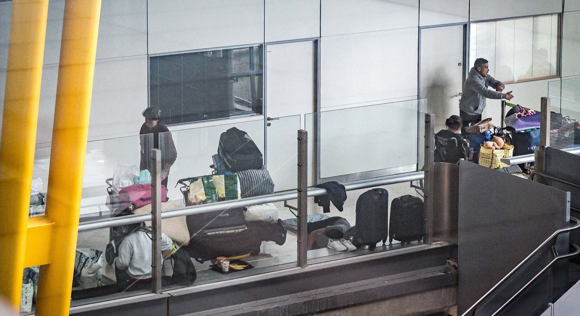 Varias de las personas que viven en la T4 del Aeropuerto Adolfo Suárez-Madrid Barajas