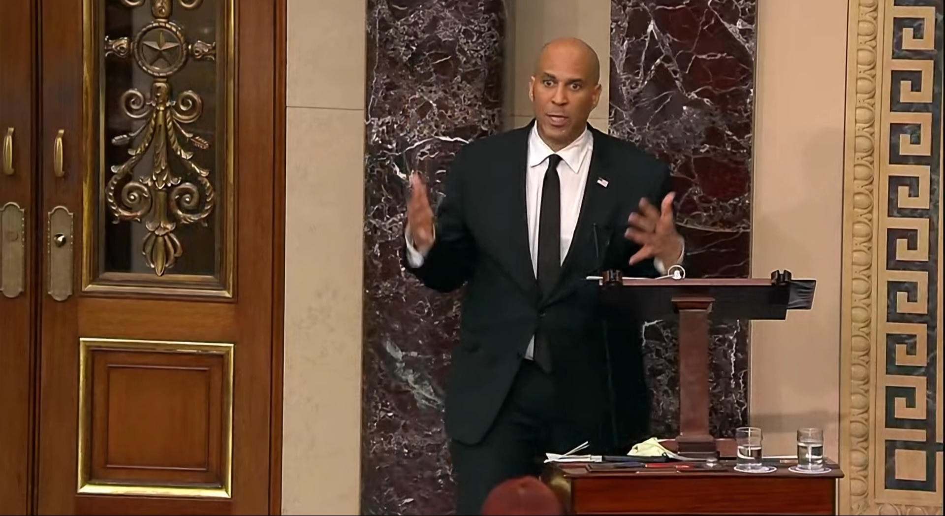 Cory Booker durante su discurso de 25 horas.