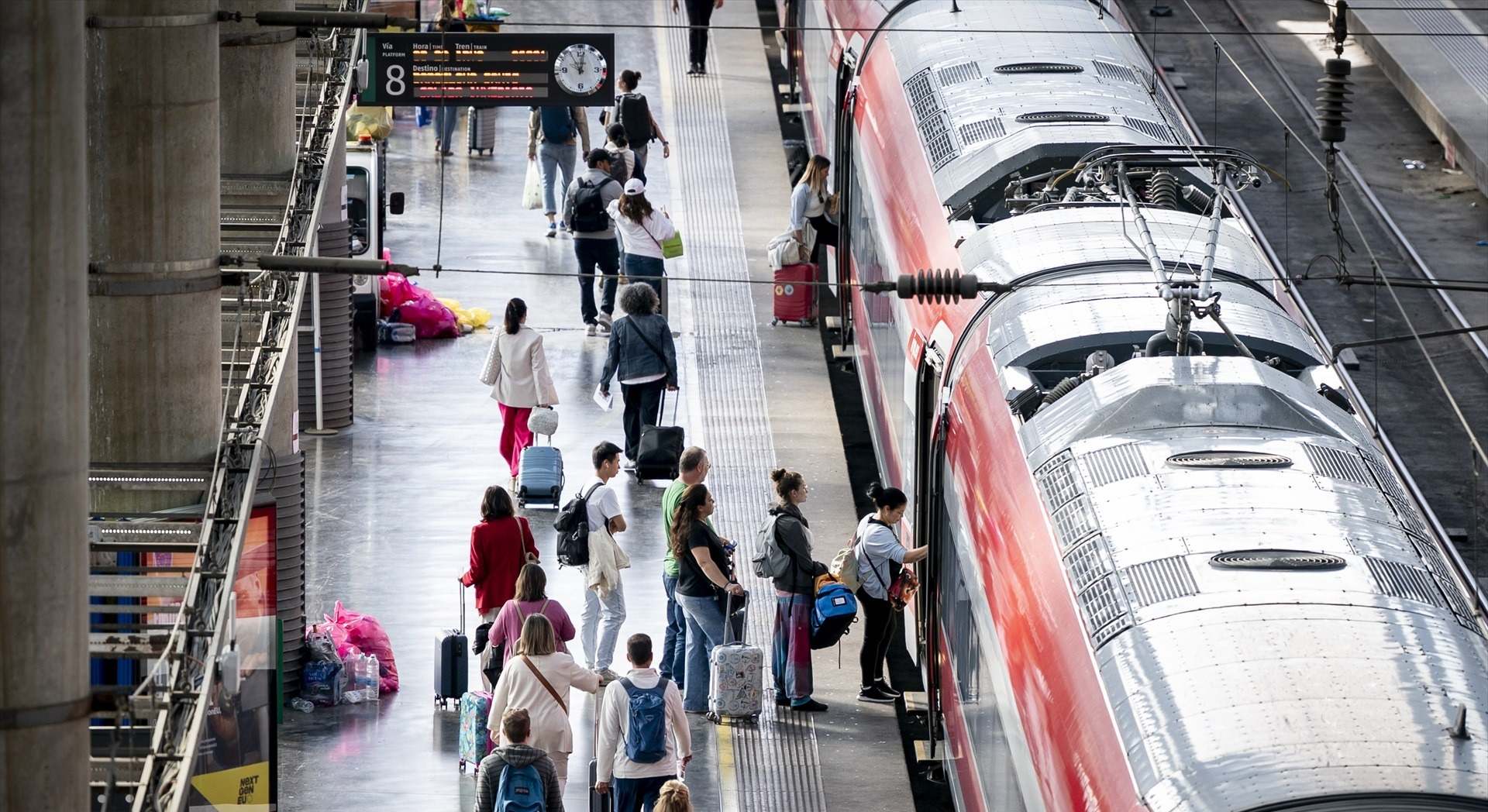 Viajeros tomando trenes en la estación de Madrid-Puerta de Atocha. / A. Pérez Meca - Europa Press