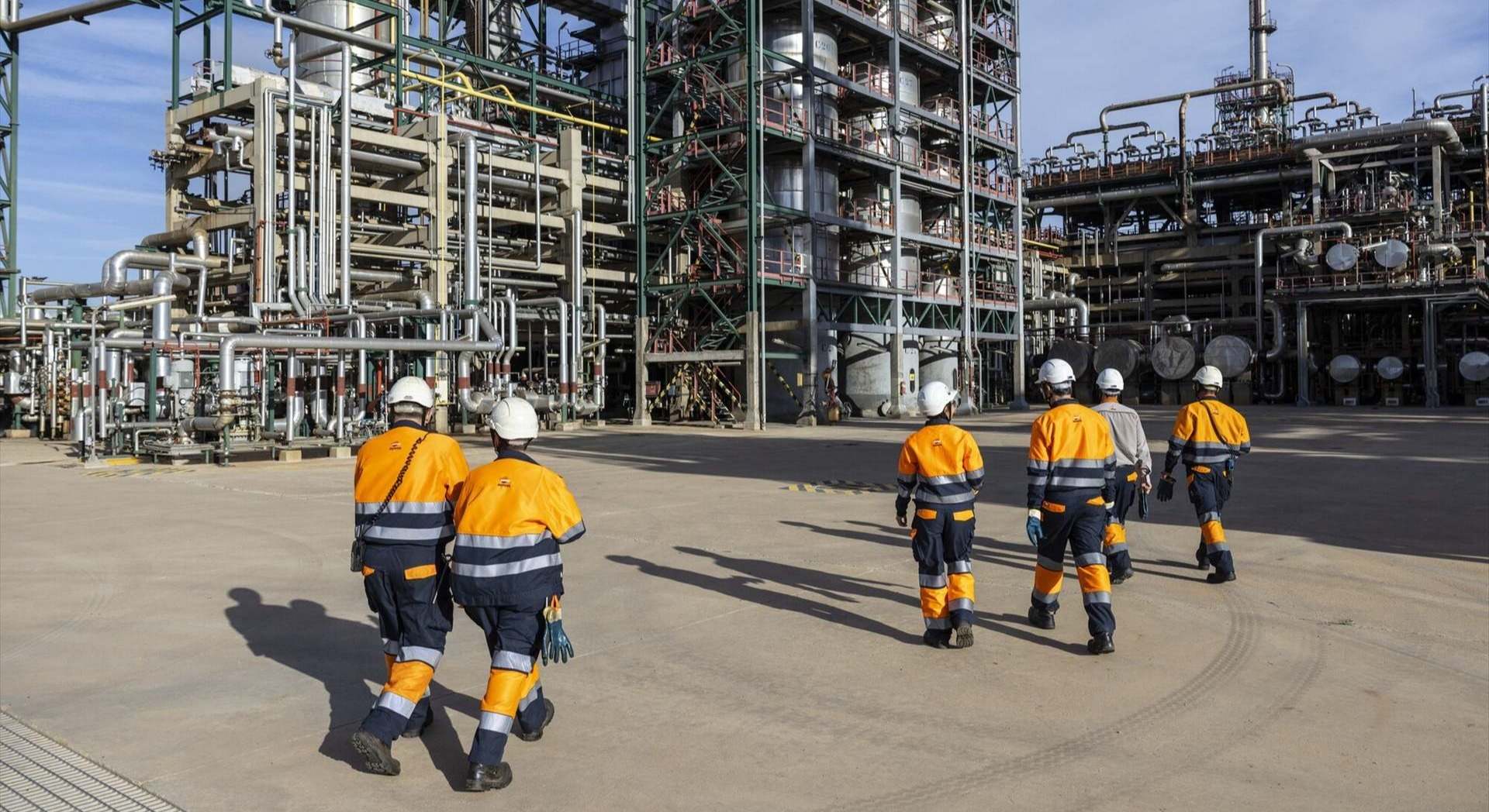 Empleados de Repsol en la refinería de Puertollano (Ciudad Real). EUROPA PRESS