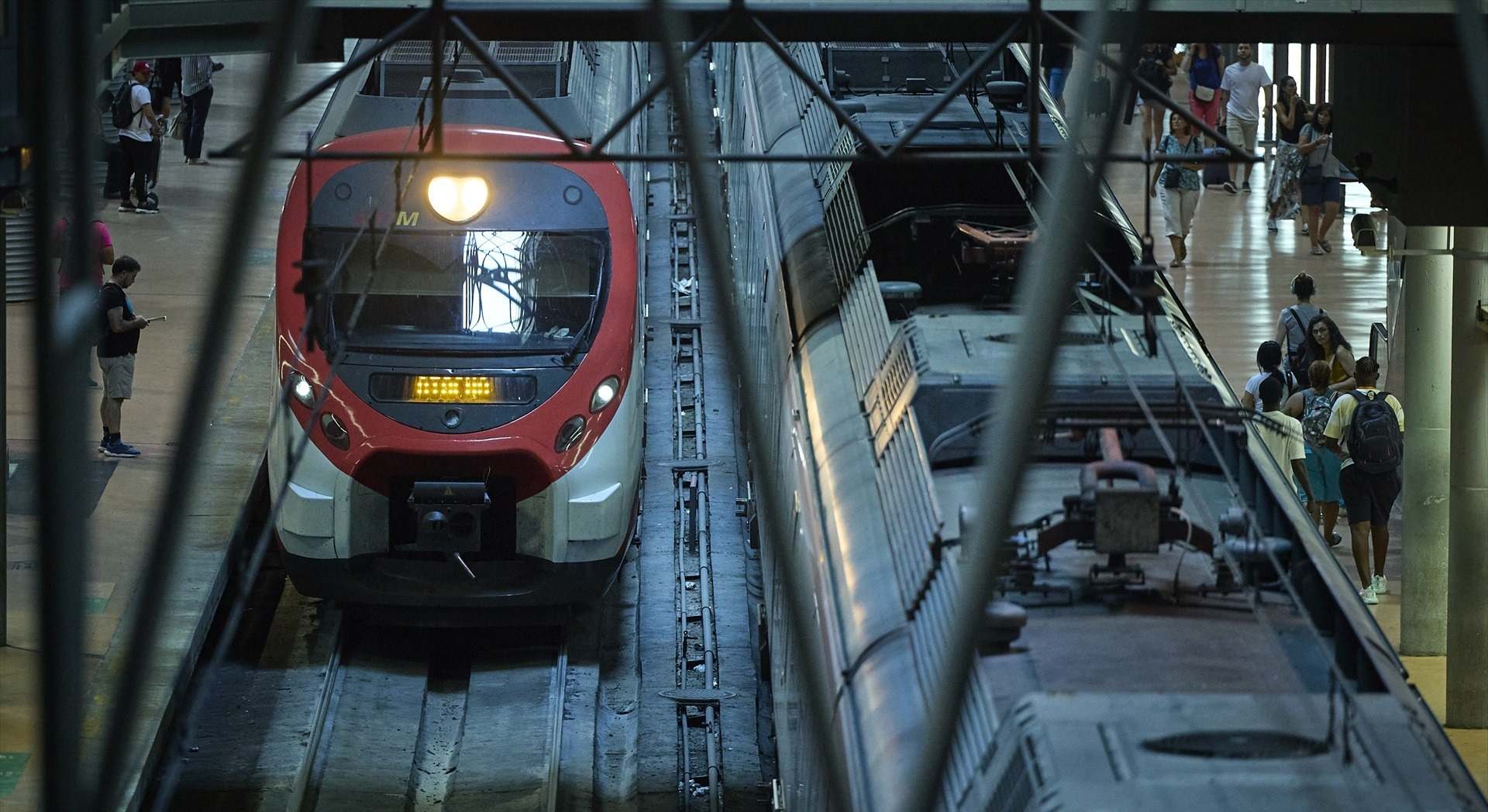Trenes de Cercanías en la estación de Atocha Almudena Grandes