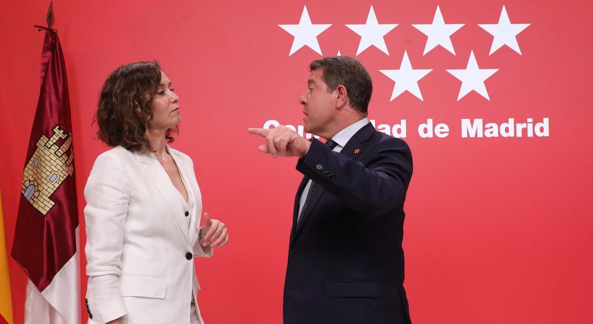 El presidente castellanomanchego, Emiliano García Page habla con la madrileña, Isabel Díaz Ayuso | EP
