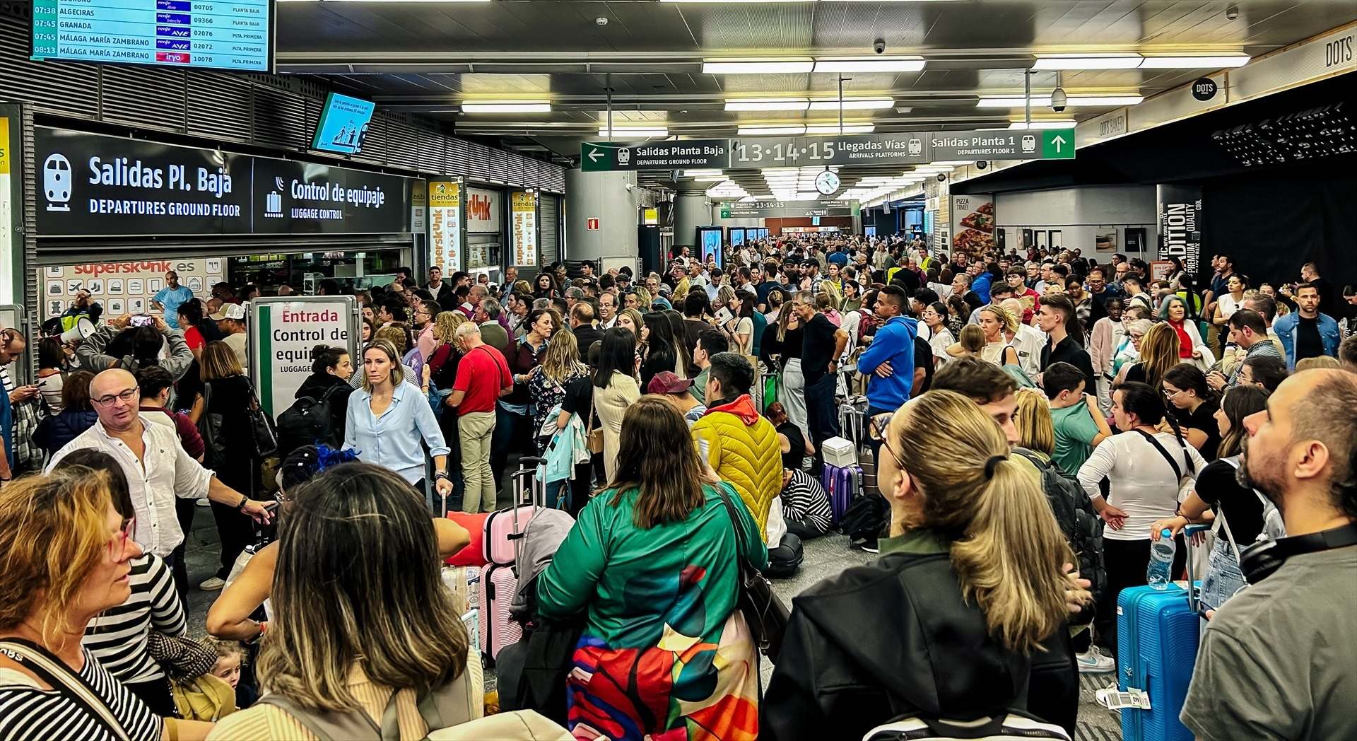 Pasajeros esperando a sus trenes en la estación de Madrid - Puerta de Atocha. Carlos Luján / Europa Press
