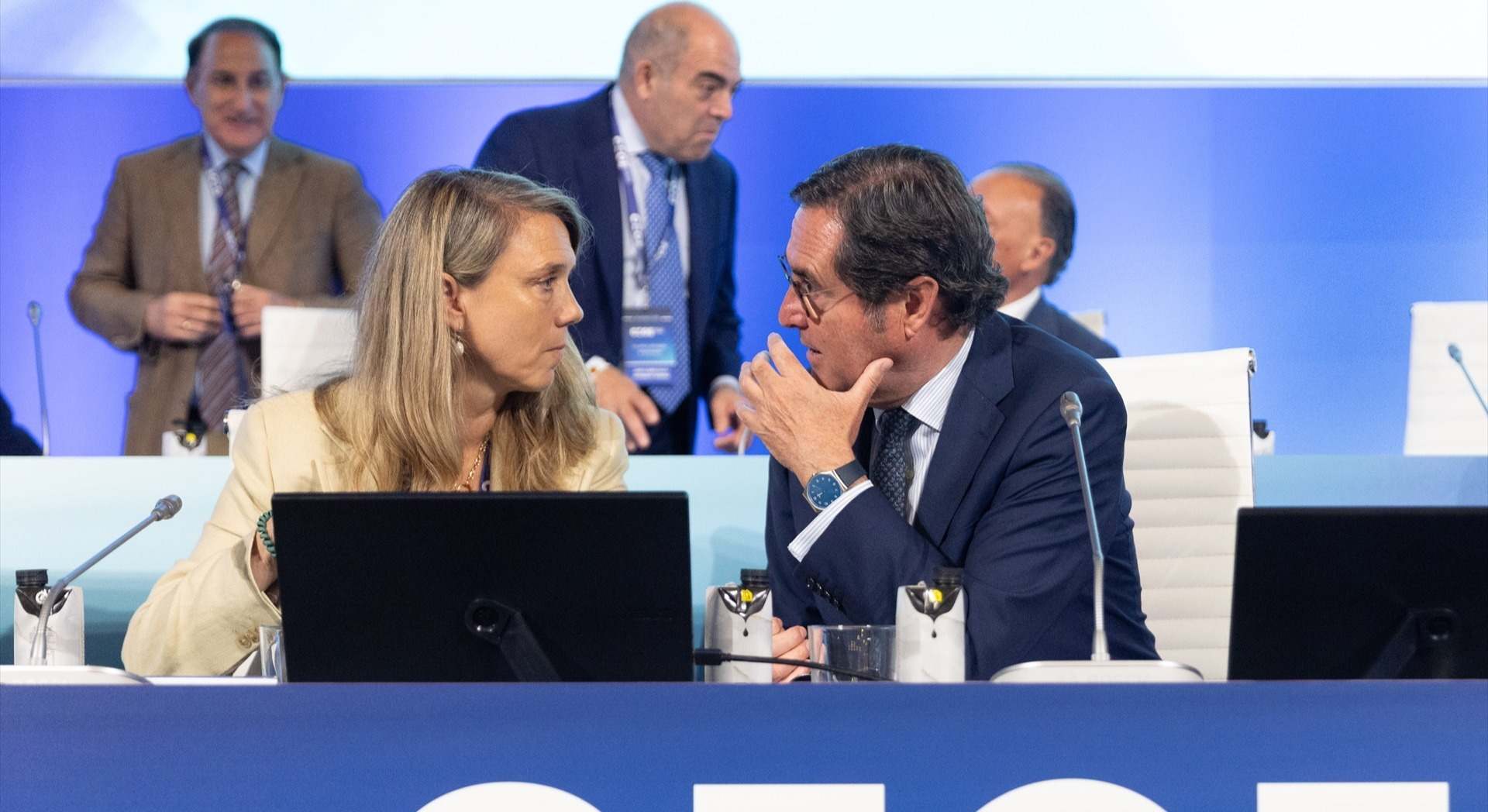 La presidenta de Cepyme, Ángela de Miguel, y el presidente de CEOE, Antonio Garamendi.