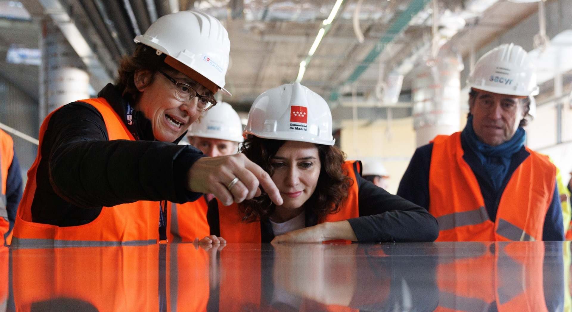 Díaz Ayuso revisa las obras de la ampliación de un hospital en Madrid | EP