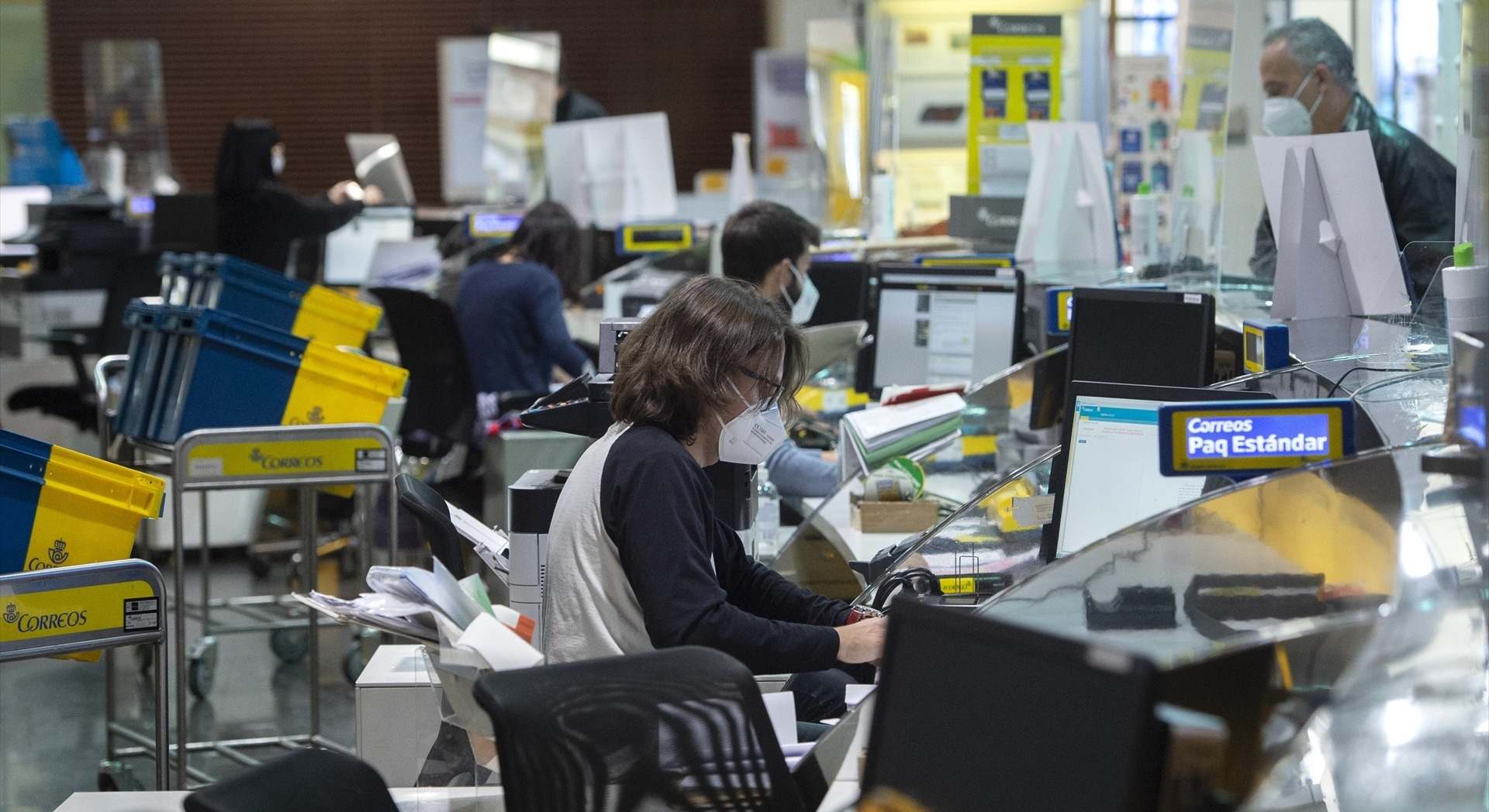 Empleados de Correos en una oficina en Madrid. / Europa Press
