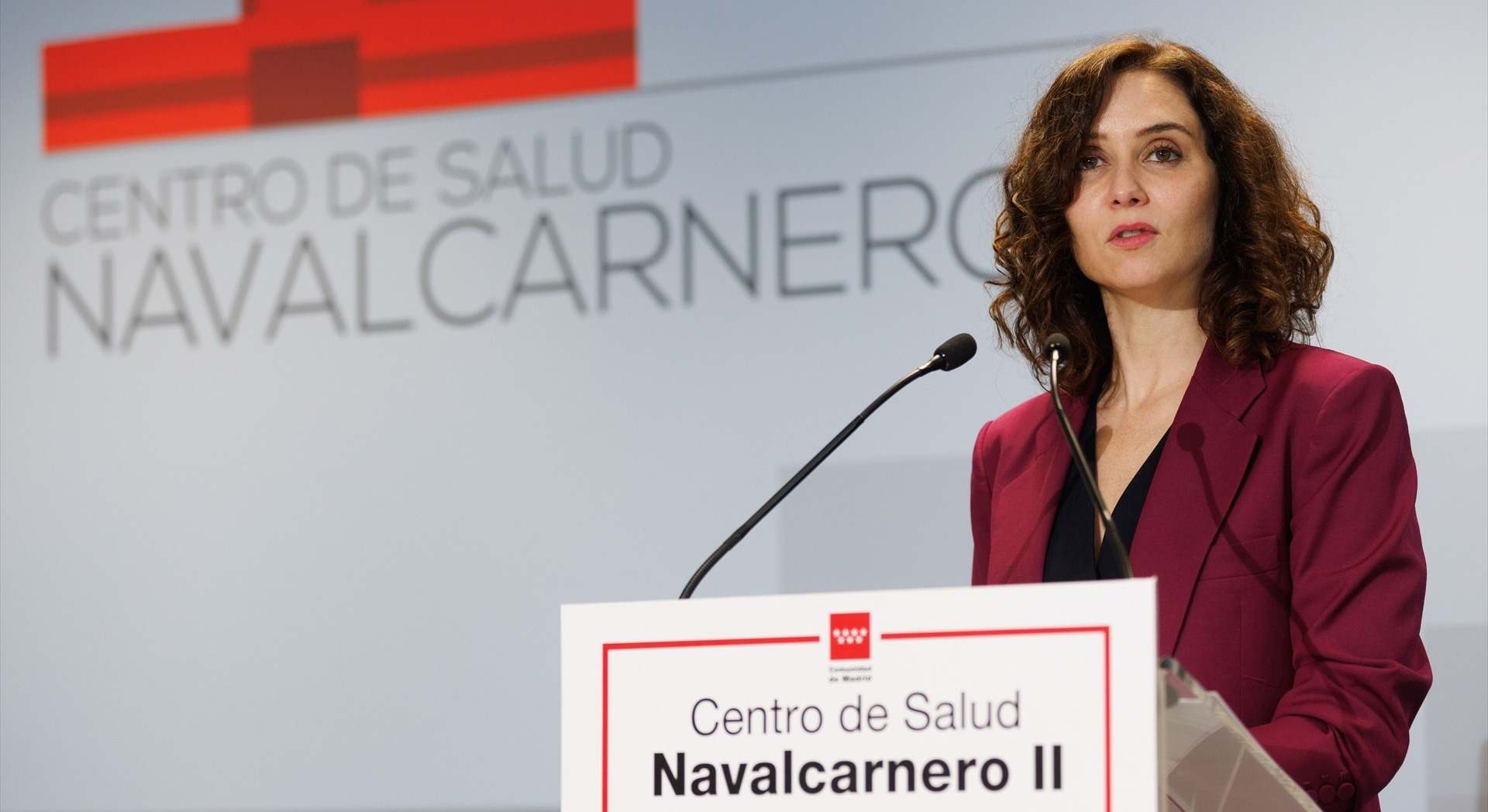 La presidenta de la Comunidad de Madrid, Isabel Díaz Ayuso, interviene durante su visita a las obras del nuevo Centro de Salud Navalcarnero II