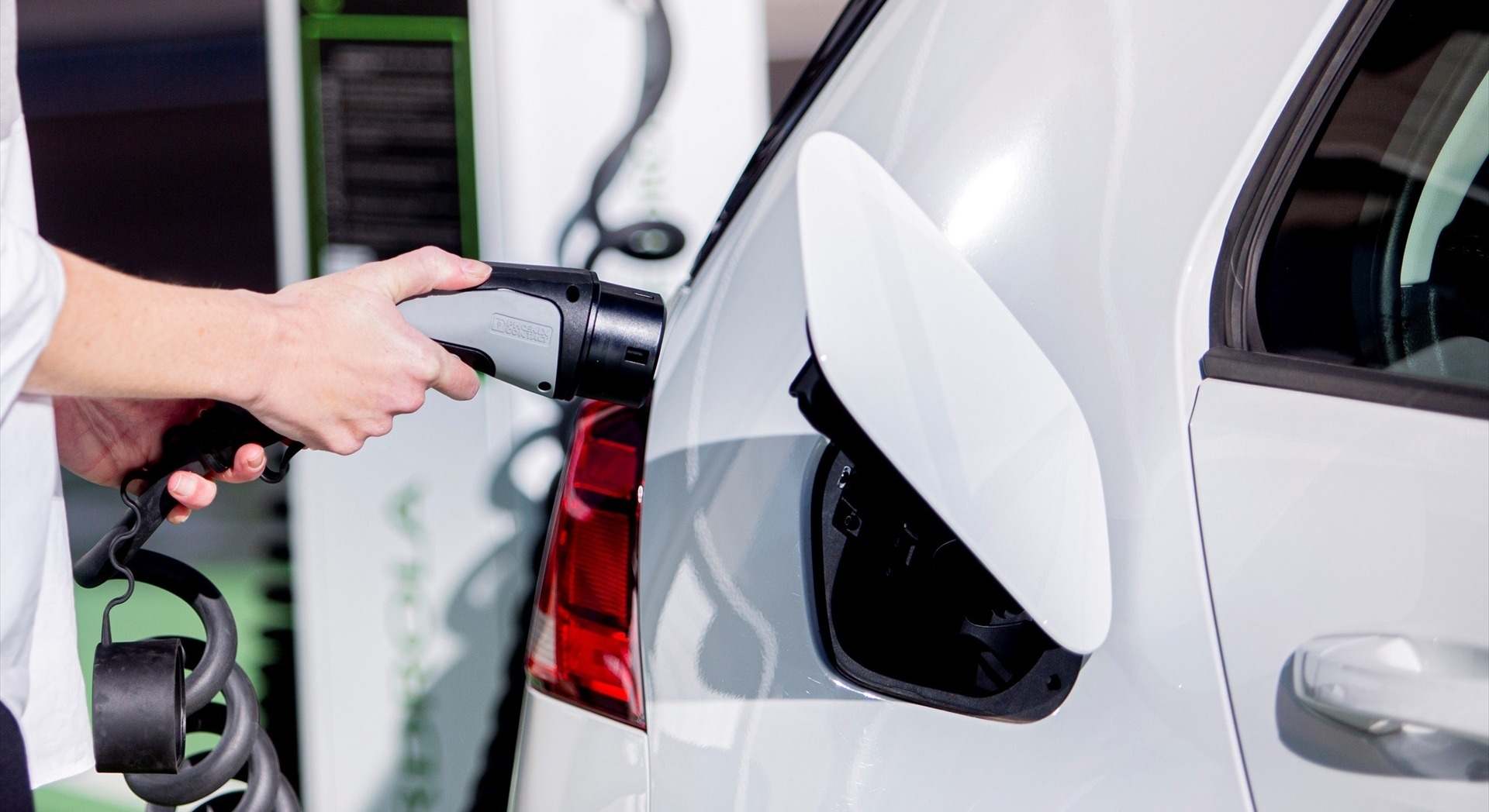 Una persona recarga un coche eléctrico. Europa Press