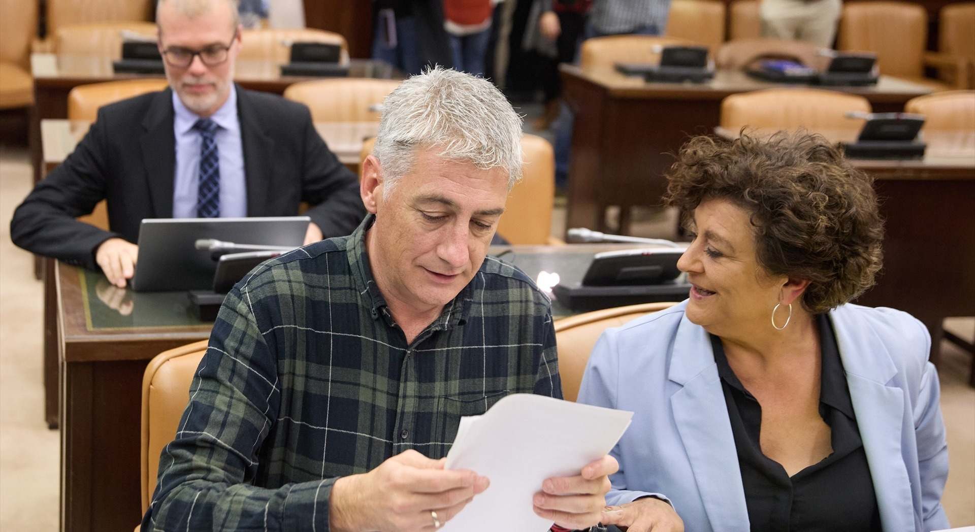 El portavoz presupuestario de EH-Bildu, Oskar Matute, y la de ERC, Pilar Vallugera, durante la Comisión de Hacienda | EP