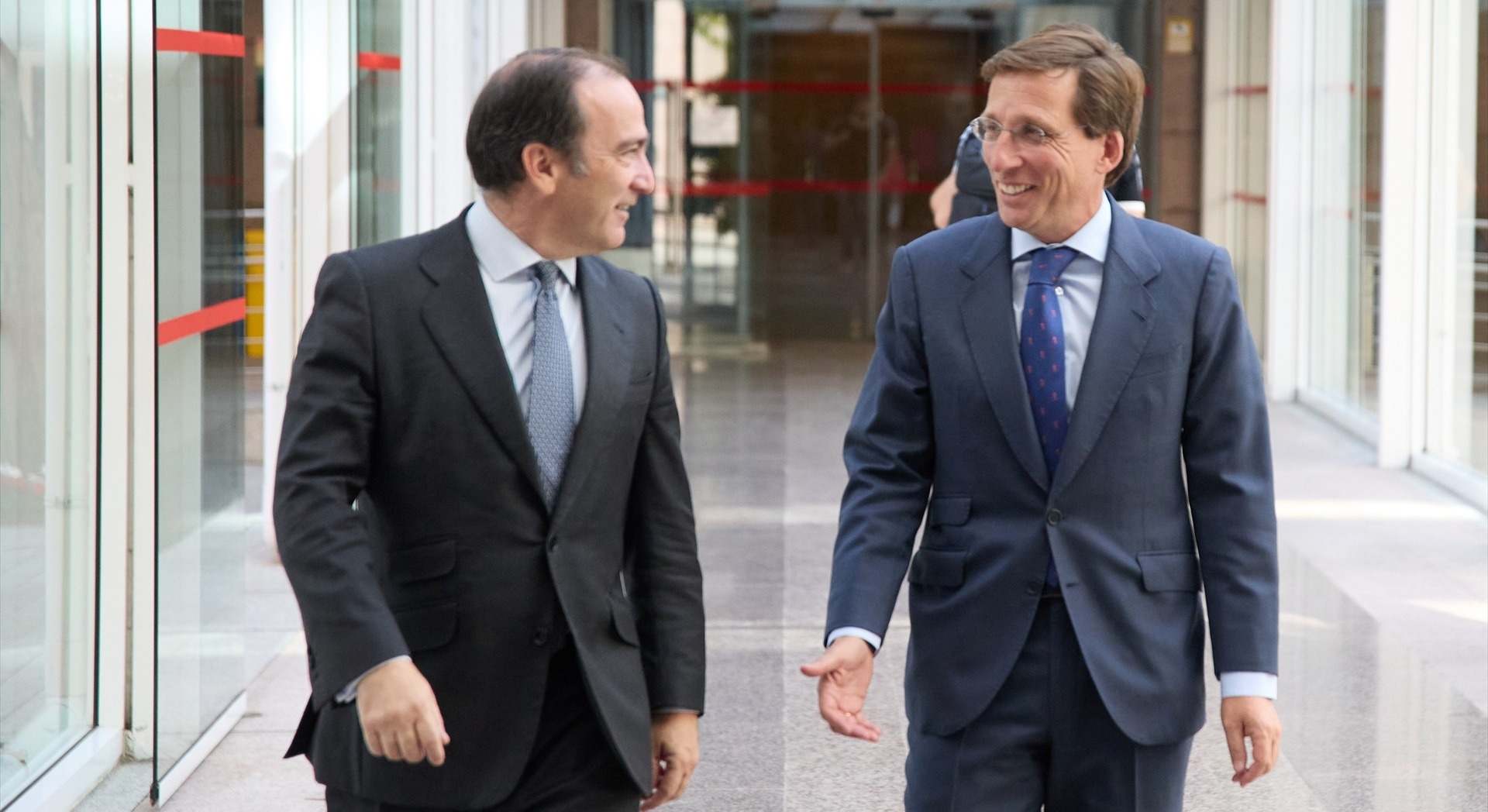 El alcalde de Madrid, José Luis Martínez-Almeida, y al delegado de Urbanismo, Medio Ambiente y Movilidad, Borja Carabante