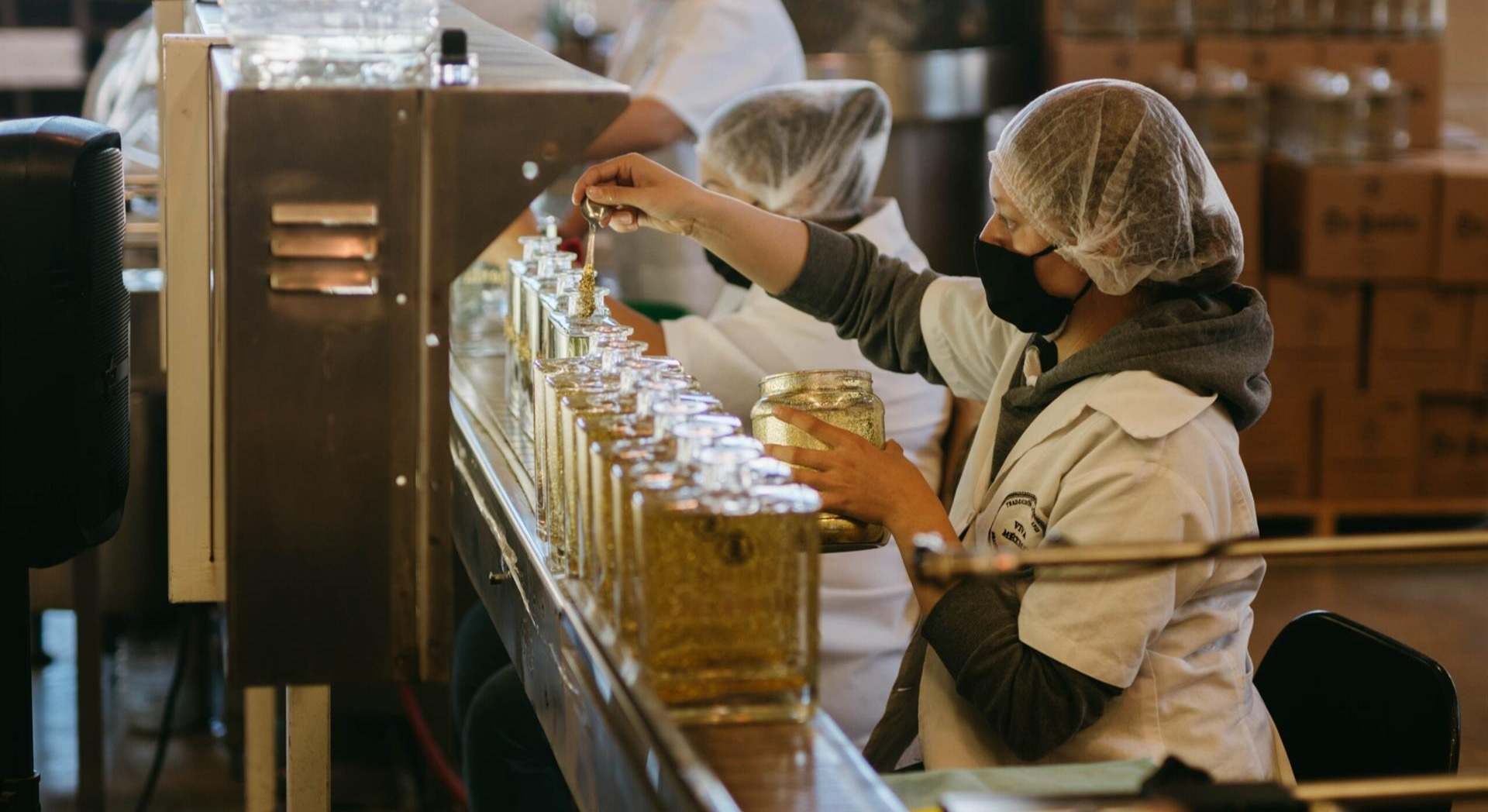 Una trabajadora en una cafetería