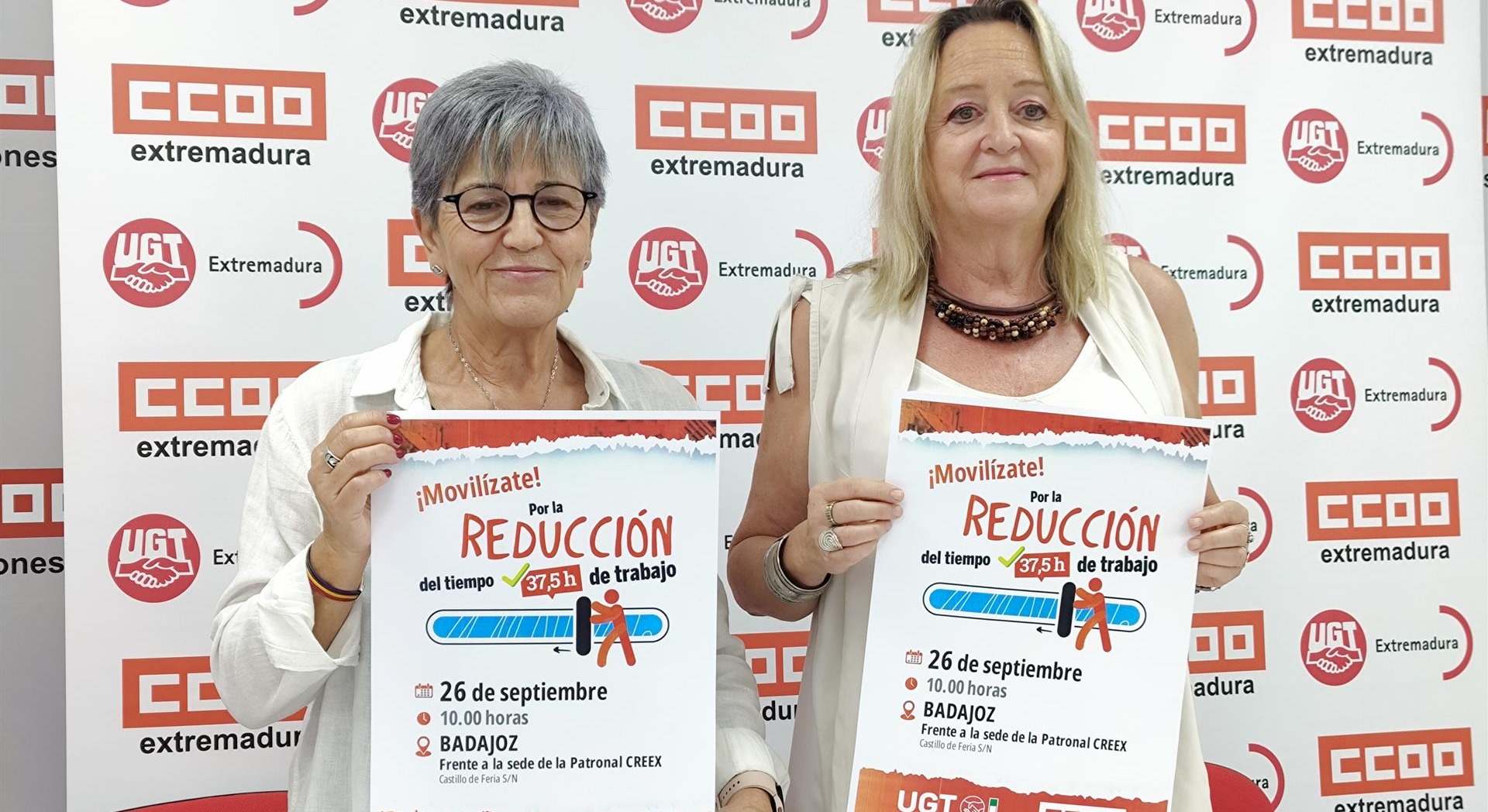 Las secretarias generales de UGT y CCOO en Extremadura, Patro Sánchez y Encarna Chacón, con los carteles de la movilización en Badajoz para la reducción de la jornada laboral. - EUROPA PRESS