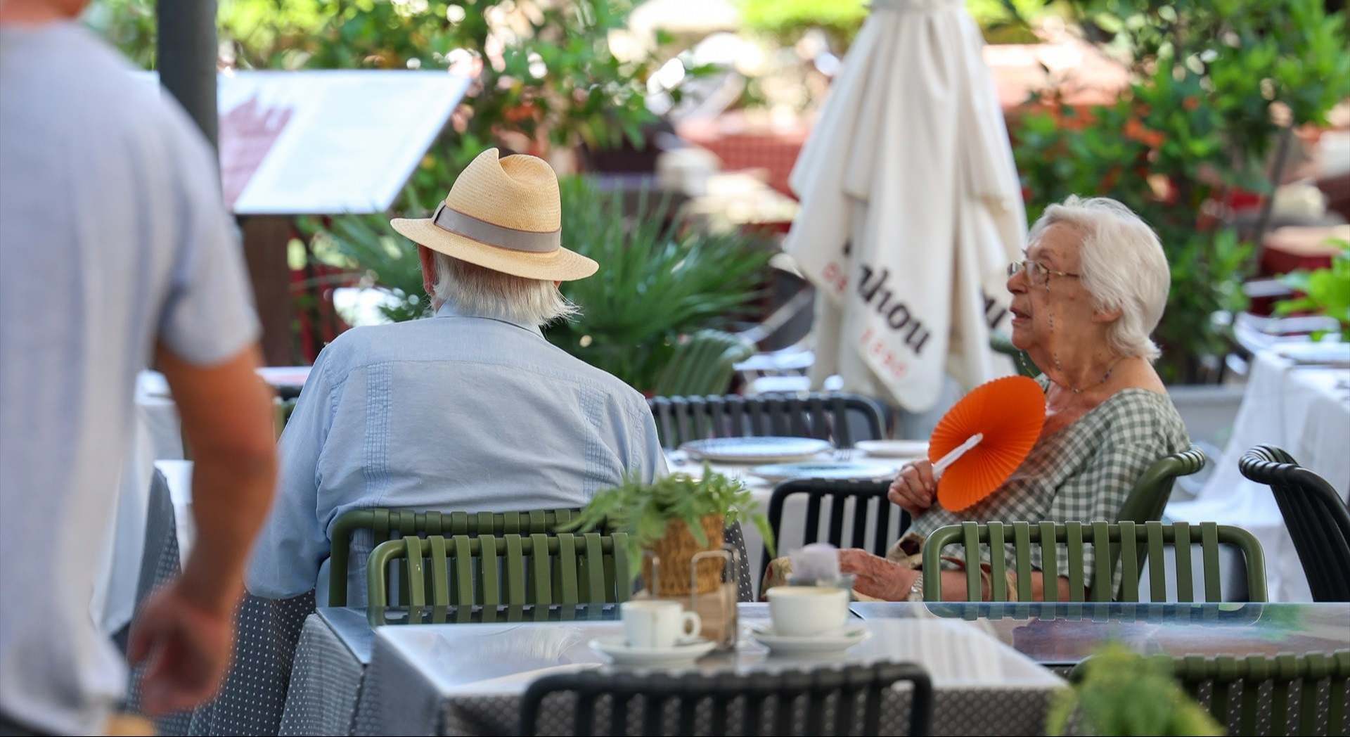 Dos personas en una terraza. Europa Press. 