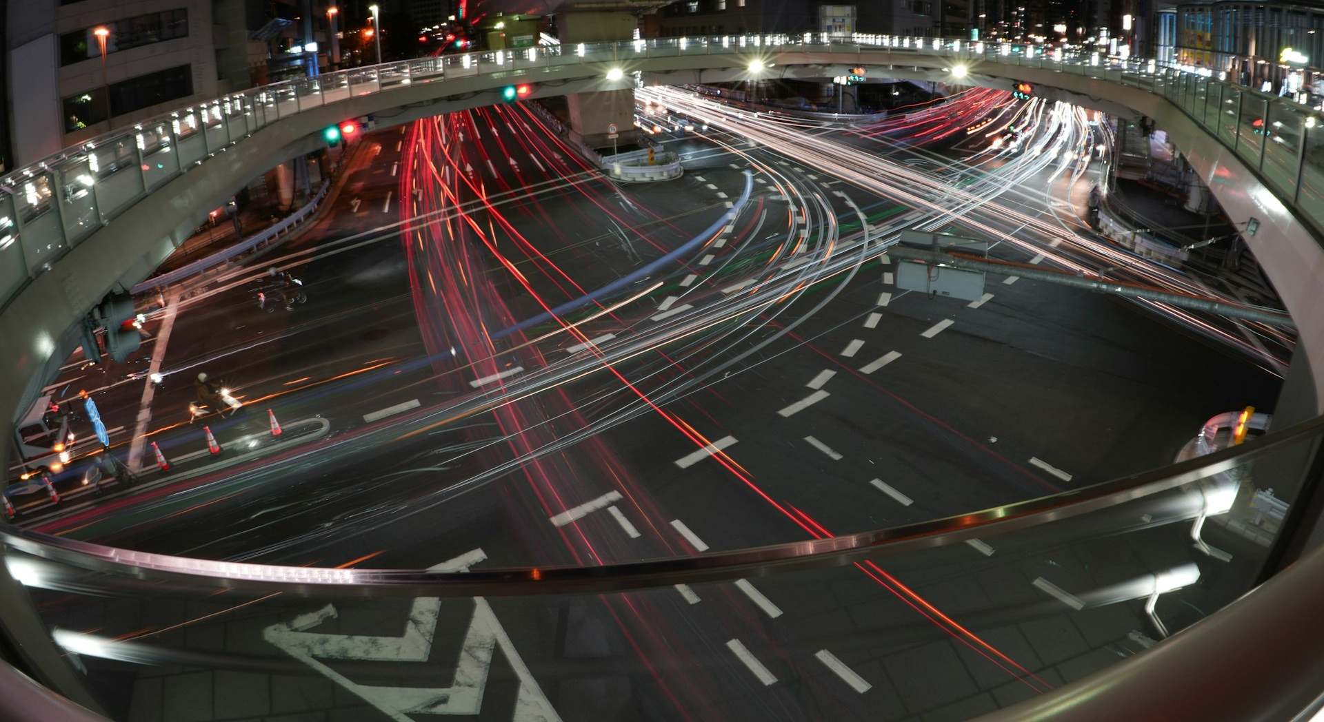 Vista de una ciudad en movimiento. | Foto: Flyd / Unsplash