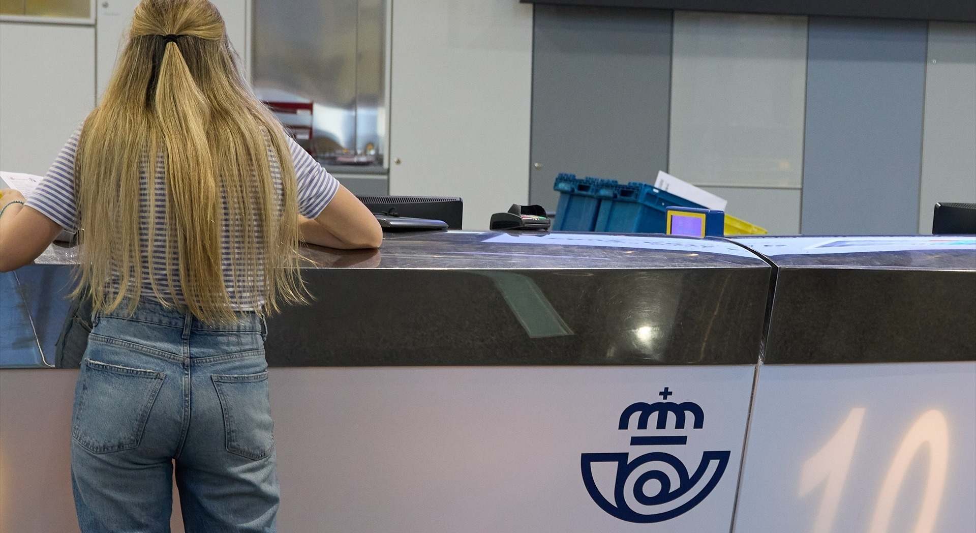 EuropaPress_5240060_chica_mostrador_oficina_correos_cibeles_junio_2023_madrid_espana_solicitud