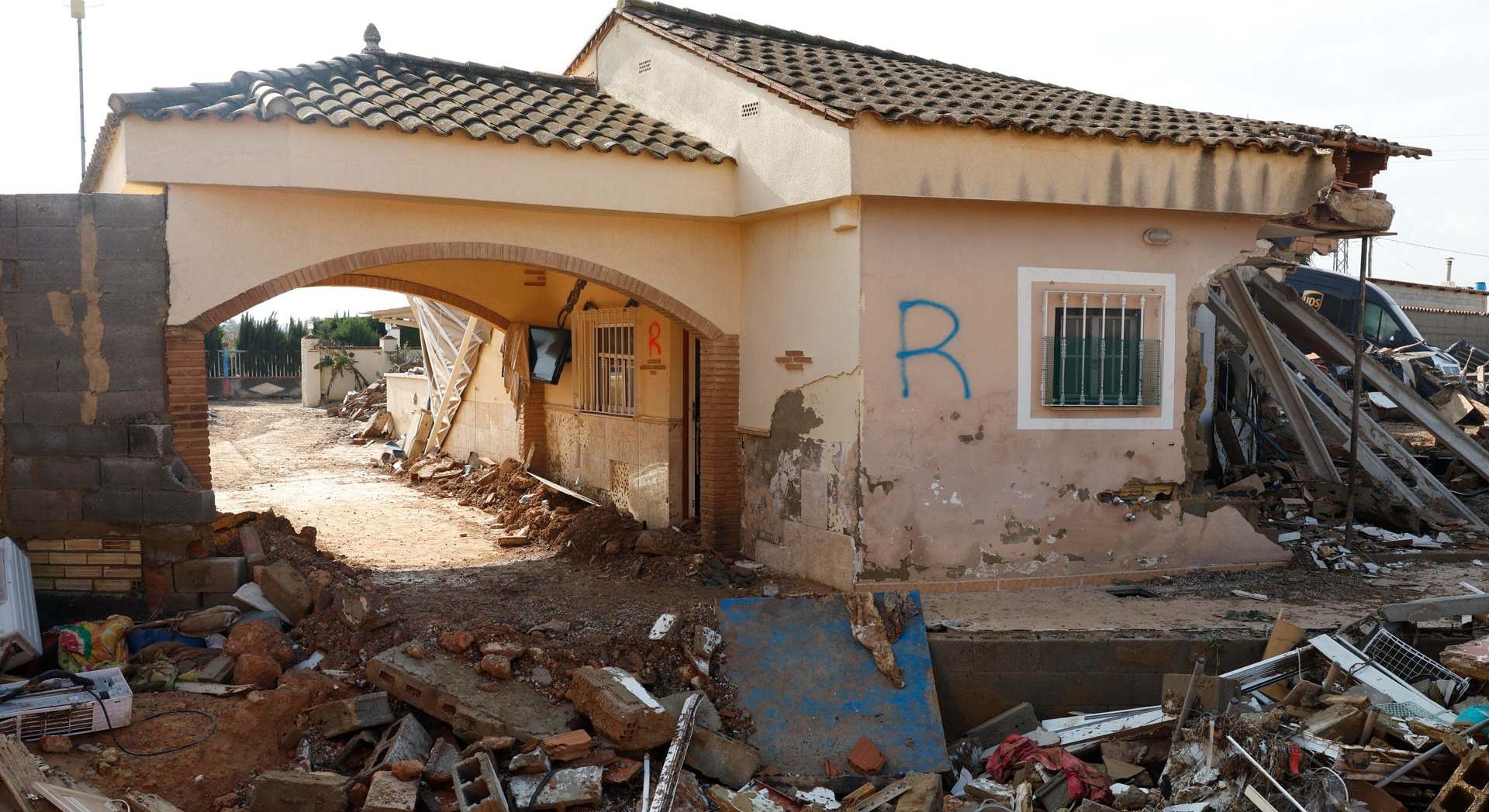 Destrozos en viviendas ocasionados por la DANA en Torrent. / J.J. Guillén (EFE)