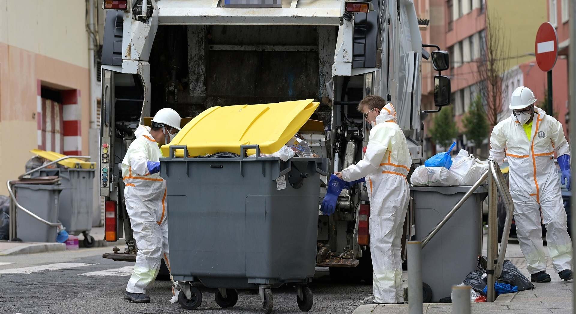Operativo de limpieza durante una emergencia sanitaria por la basura acumulada en A Coruña