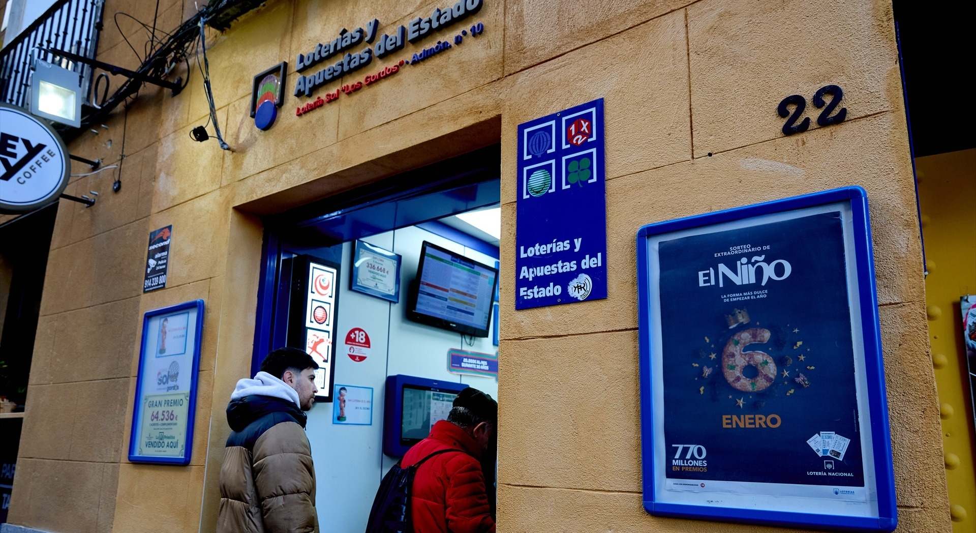 Varias personas hacen cola en una administración de lotería para comprar décimos de cara al Sorteo de El Niño