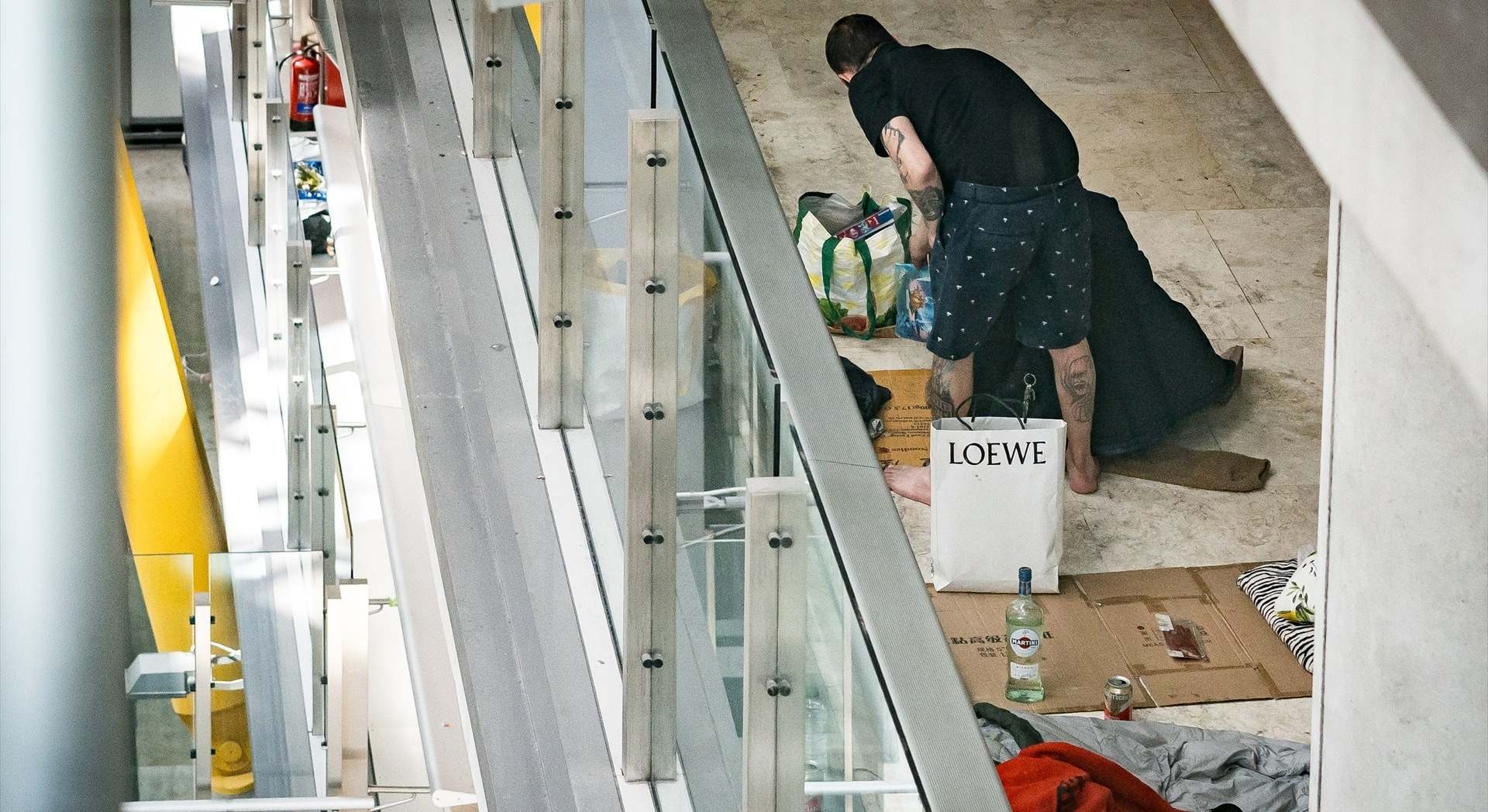 Una persona sin hogar que vive en la Terminal 4 del Aeropuerto de Barajas
