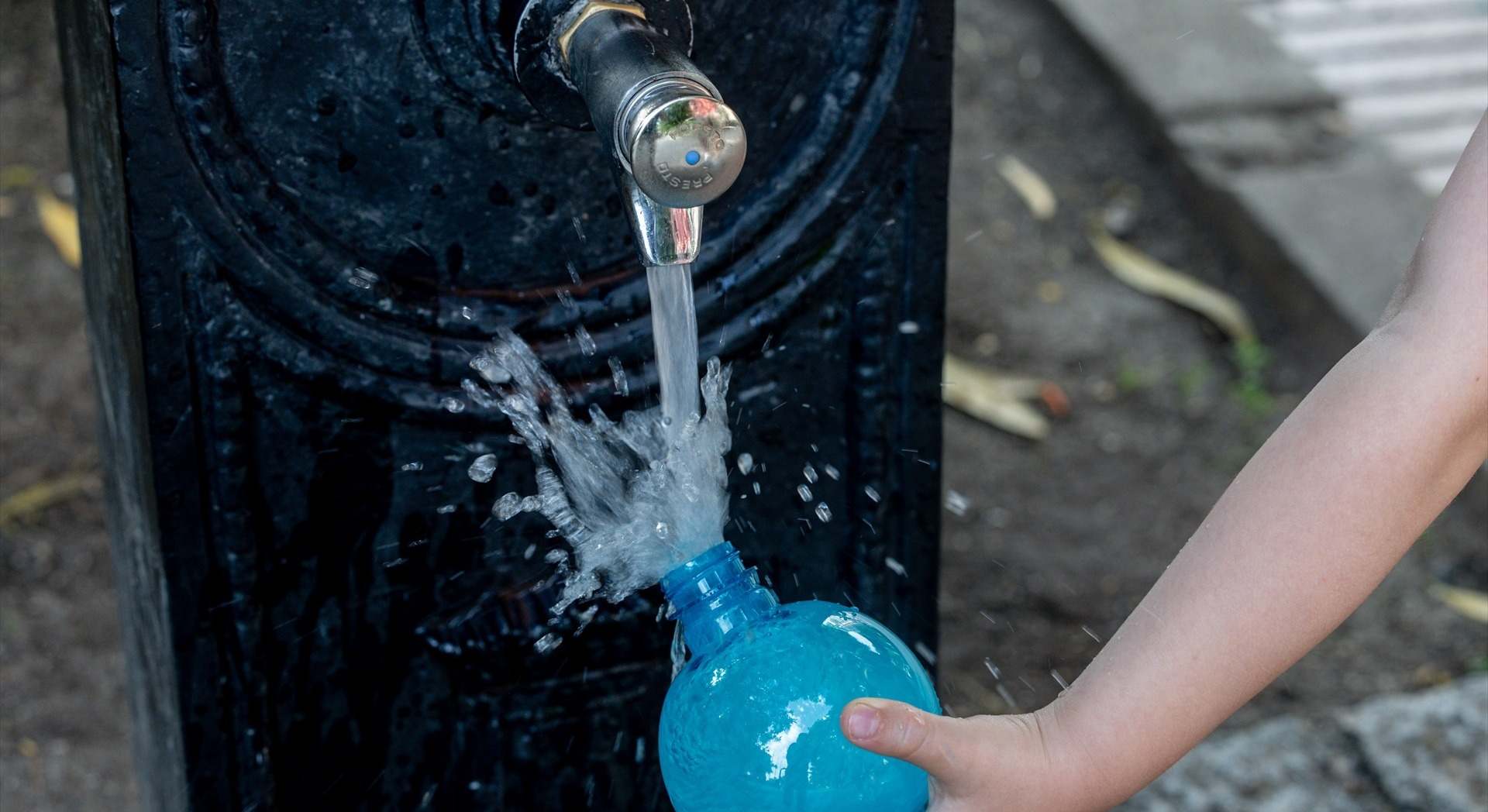 Una persona llega un objeto con agua