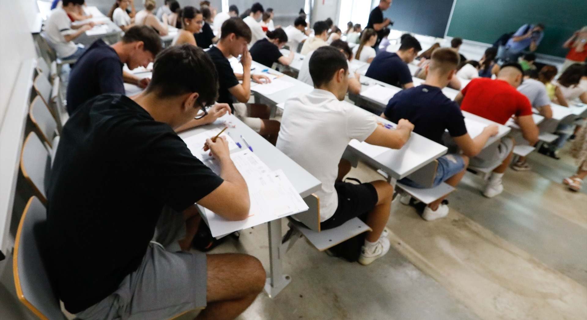 Estudiantes se examinan durante el primer día de las pruebas de Selectividad 2024