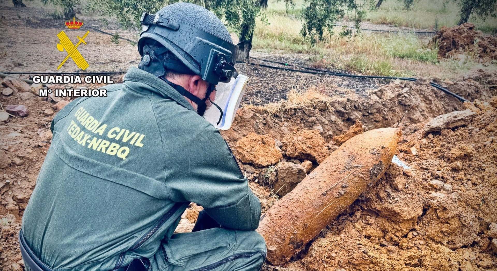 Un agente de la Guardia Civil analiza explosivos