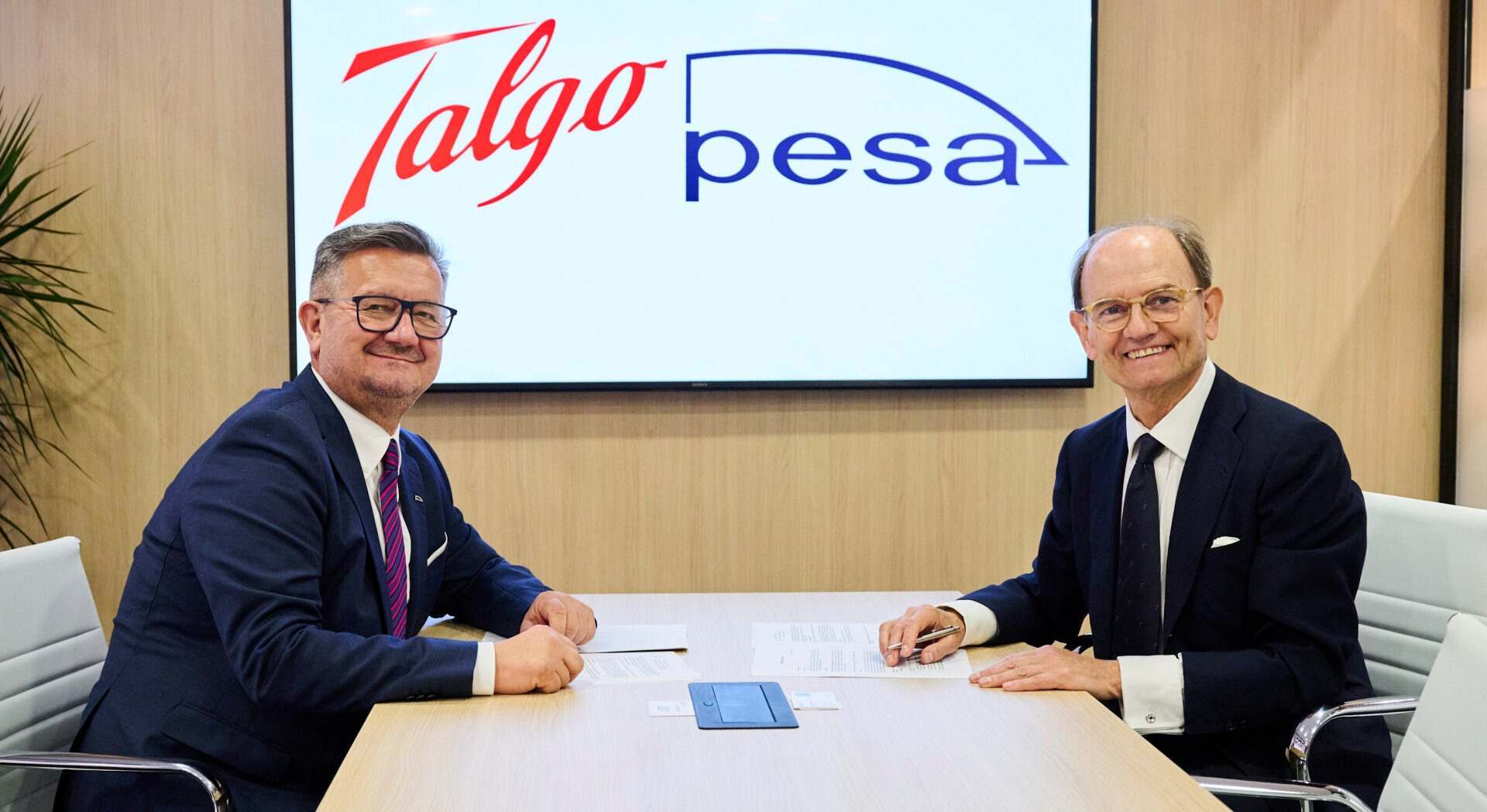 Firma el pasado septiembre del acuerdo de desarrollo conjunto de trenes para Polonia. A la izquierda, el presidente de Pesa, Krzysztof Zdziarski; junto a su homólogo de Talgo, Carlos de Palacio.