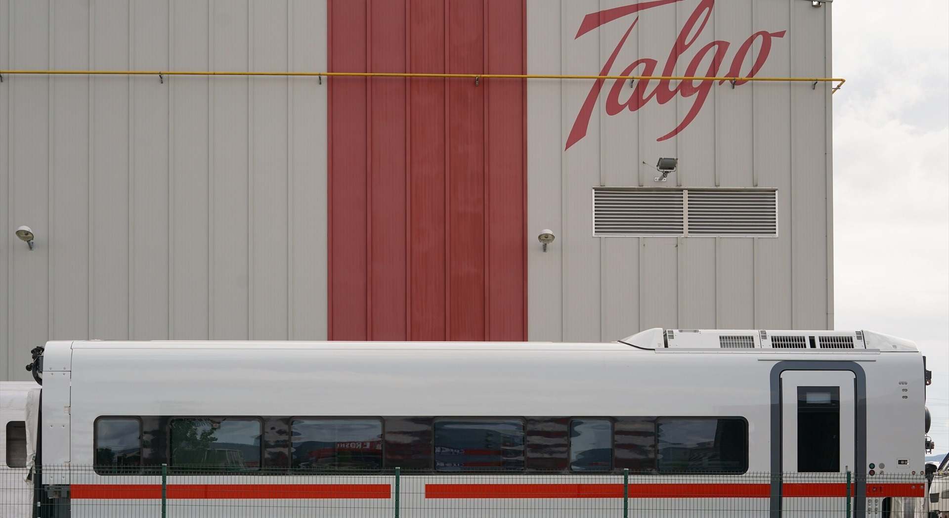 Exterior de una fábrica de Talgo.
