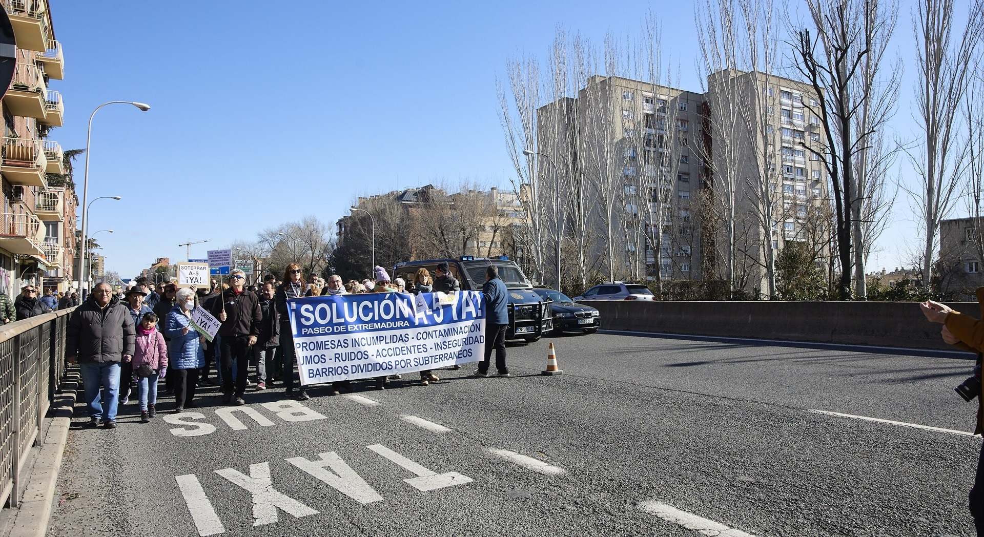 Varios manifestantes durante una marcha convocada para protestar por los perjuicios de la autovía A-5
