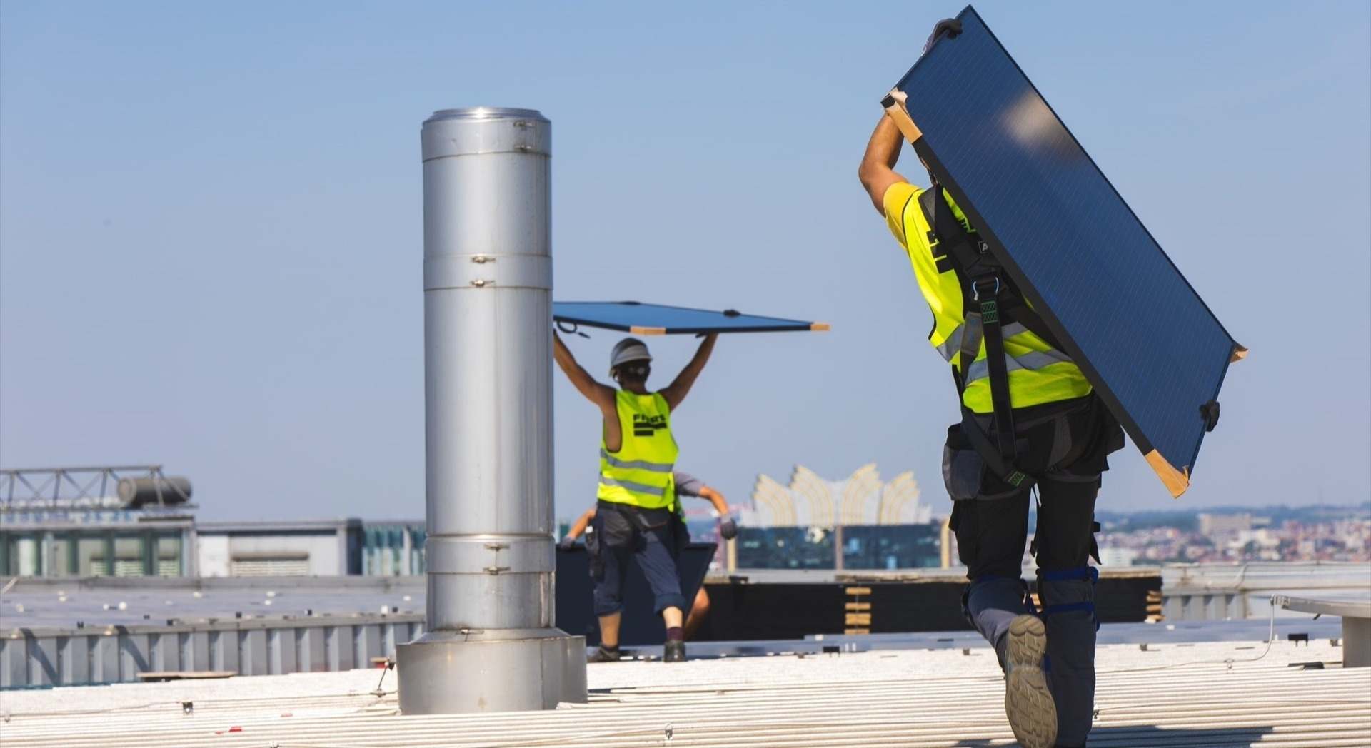 Instalación de paneles solares fabricados en España en la sede de la Comisión Europea | EP