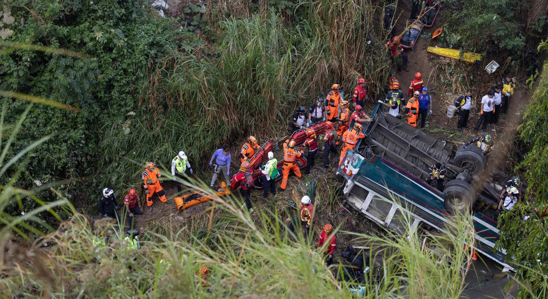 Servicios de emergencia en la zona del accidente. Foto: EFE / David Toro.