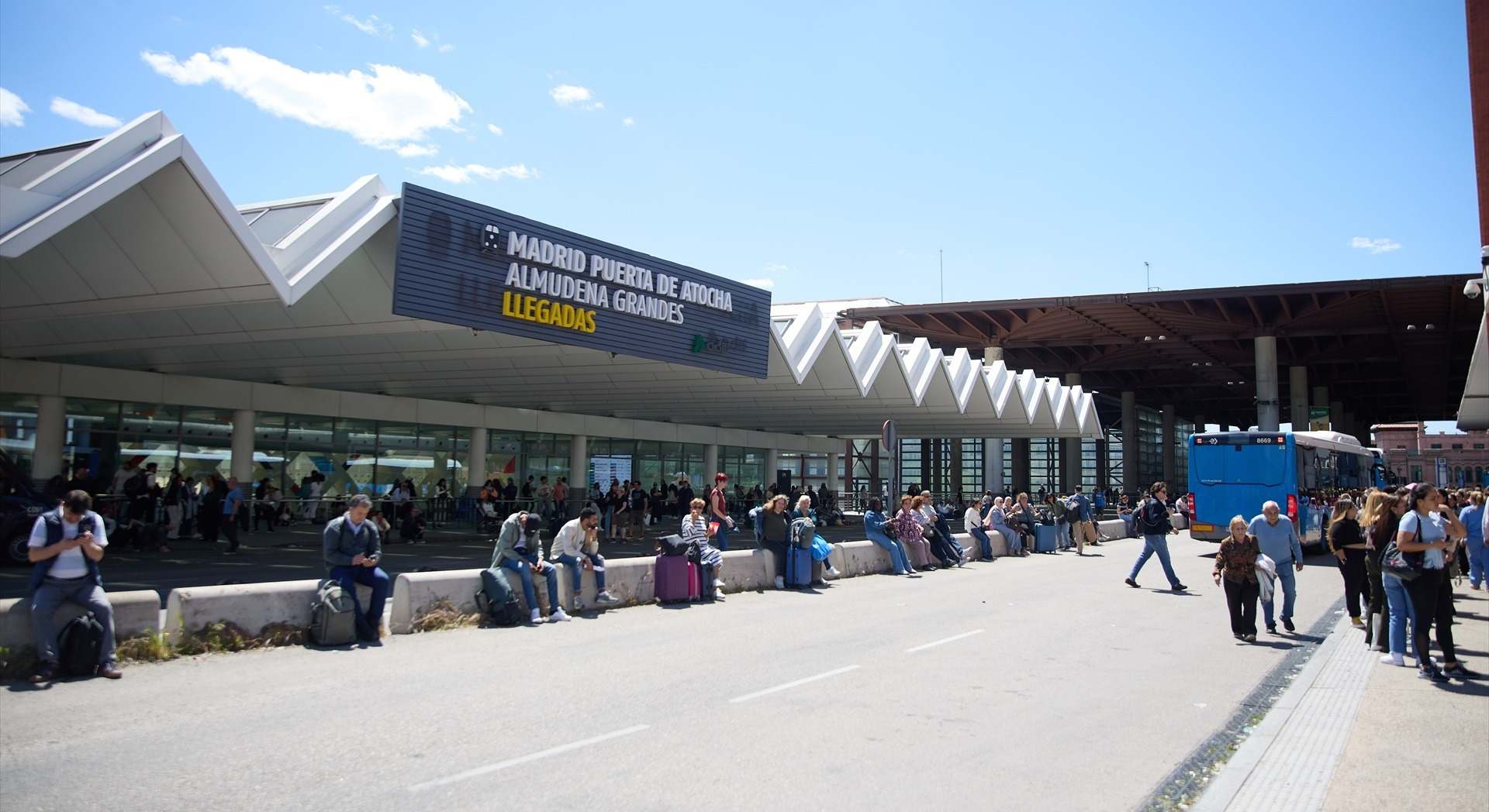 Gente durante el apagón en Atocha. Apagón eléctrico en Madrid
