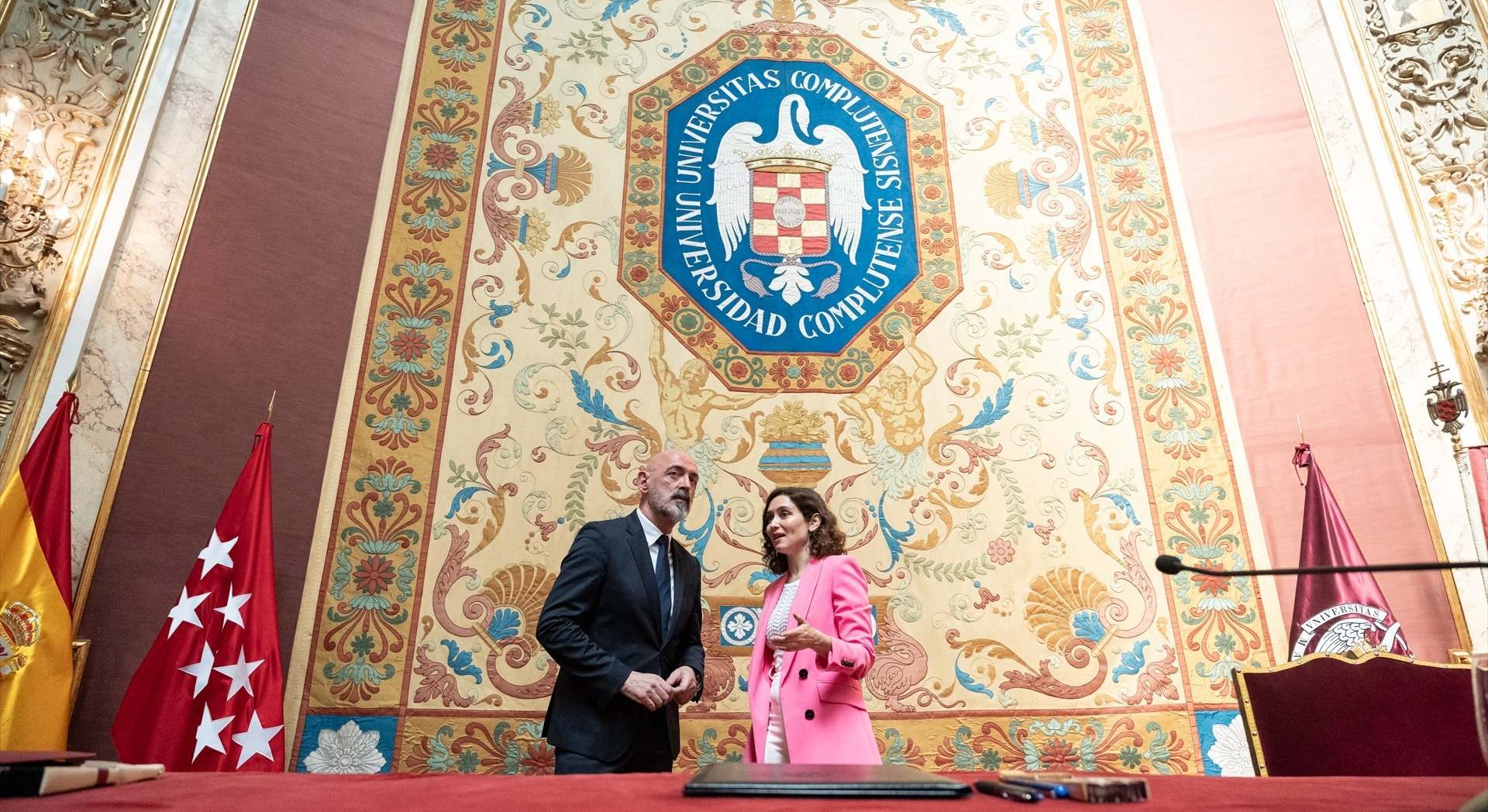 El rector de la Complutense, Joaquín Goyache, en su proclamación junto a la presidenta de la Comunidad de Madrid, Isabel Díaz Ayuso. / Europa Press