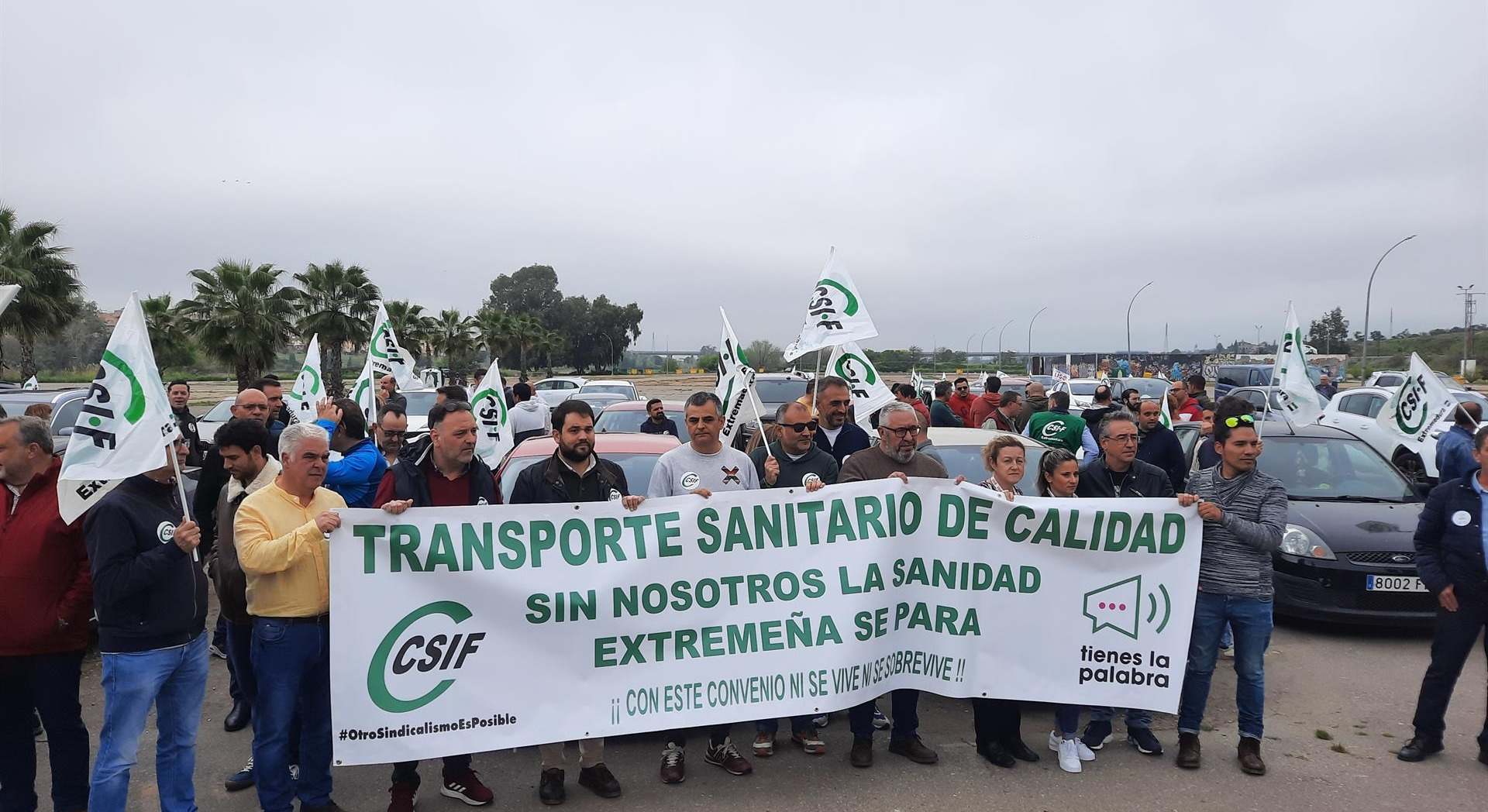 Trabajadores de Ambuvital y representantes de CSIF en el inicio de la caravana de vehículos que recorre Mérida para pedir mejoras en el sector - EUROPA PRESS