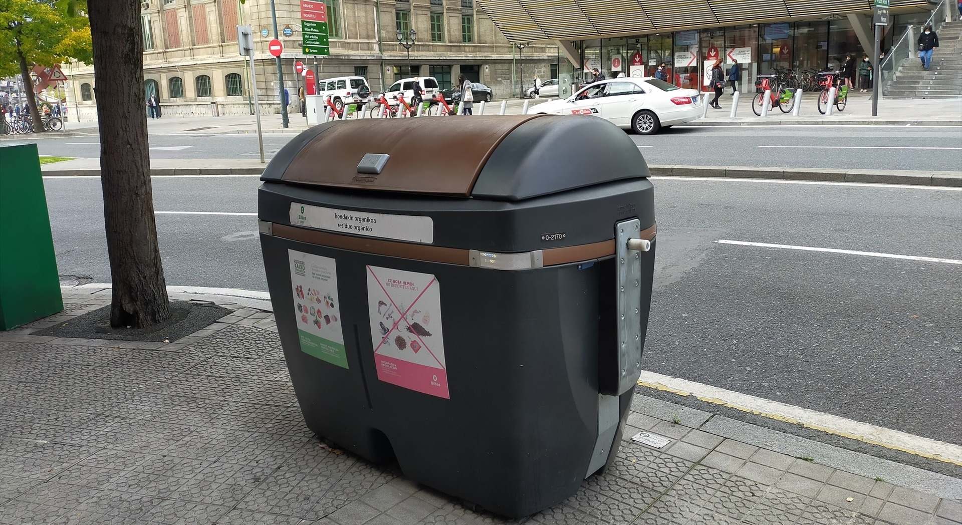 Contenedor marrón de basura en Bilbao