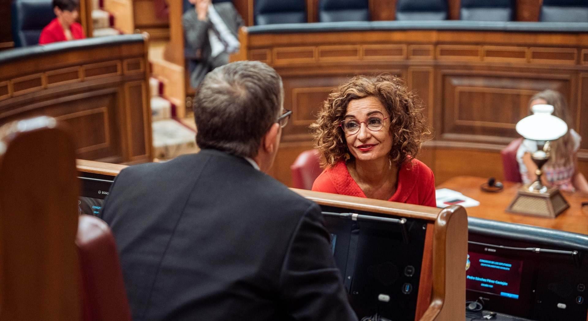 La vicepresidenta primera y ministra de Hacienda, María Jesús Montero, habla con Patxi López en el Congreso | EP