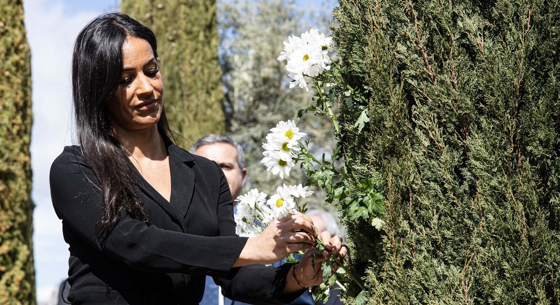 La vicealcaldesa de Madrid, Begoña Villacís, coloca una flor blanca durante el acto en recuerdo a las víctimas del terrorismo