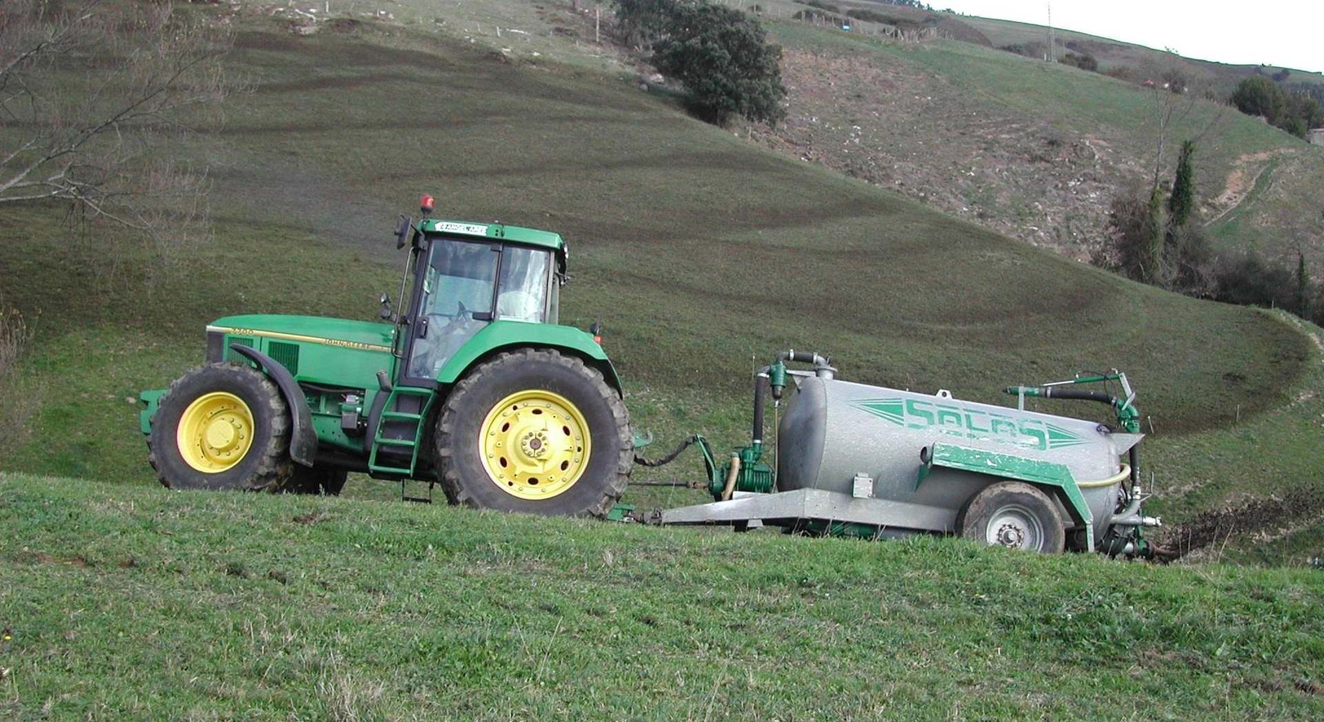 Tractor con depósito para administrar fertilizantes