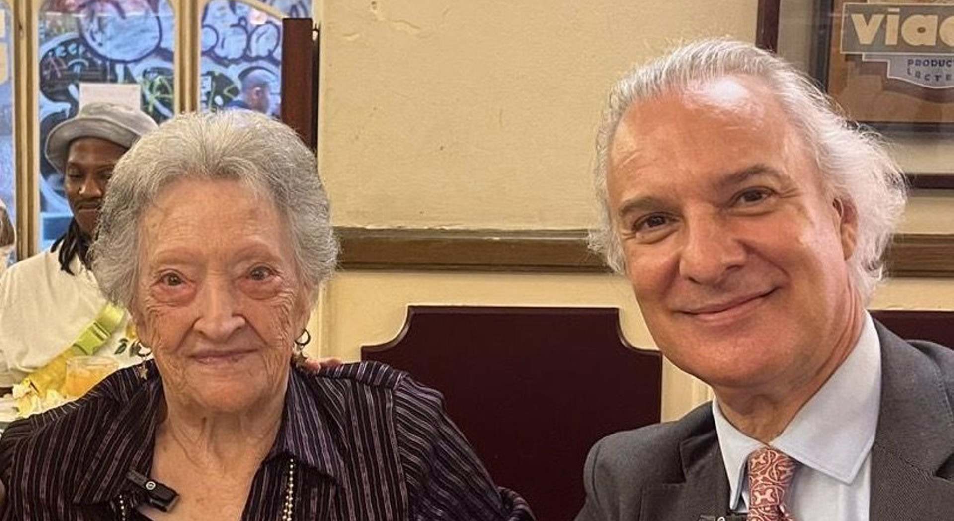 Pepita Bernat, una mujer de 106 años, junto con el doctor Manuel de la Peña